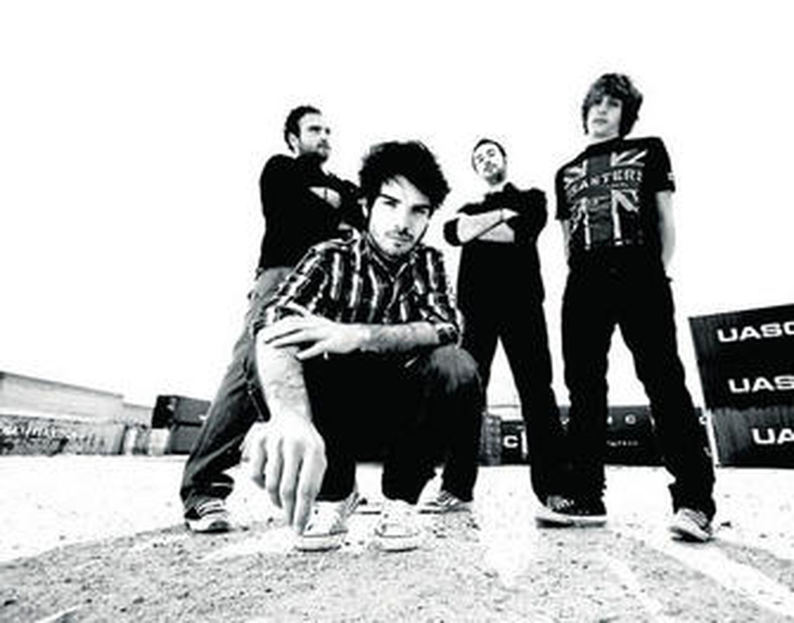 Ana Lógica son, de izquierda a derecha y de arriba a abajo, Manolo Álvarez (trombón), Antonio Martín (piano y teclados), Pedro Álvarez (bajo), Daniel Guirado (voz y batería), Antonio Alba (trompeta y fliscorno) y Juan Montero (guitarra).