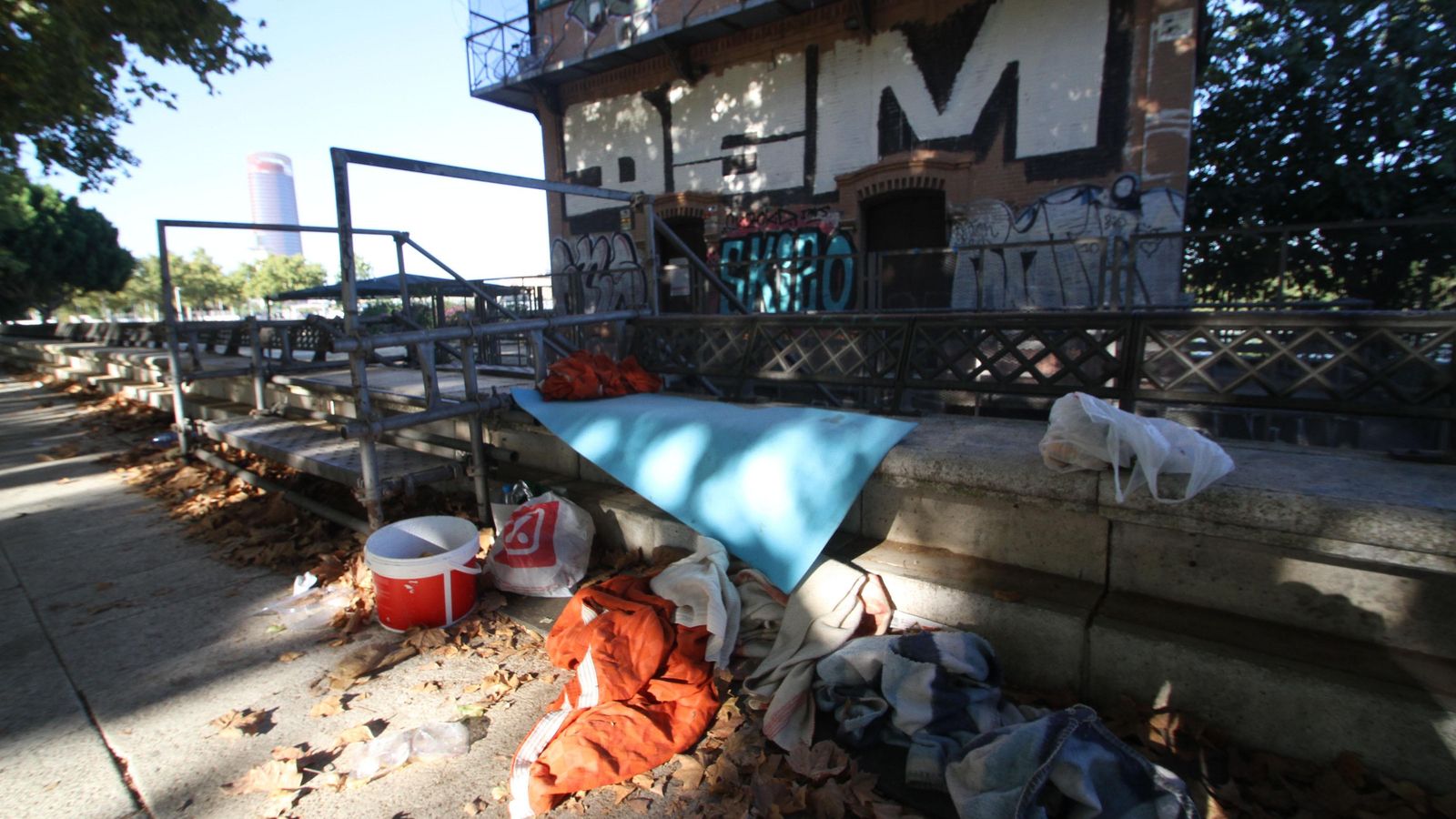 El edificio, que antaño acogía el cambio de agujas del tren en Torneo, necesita mejoras evidentes.