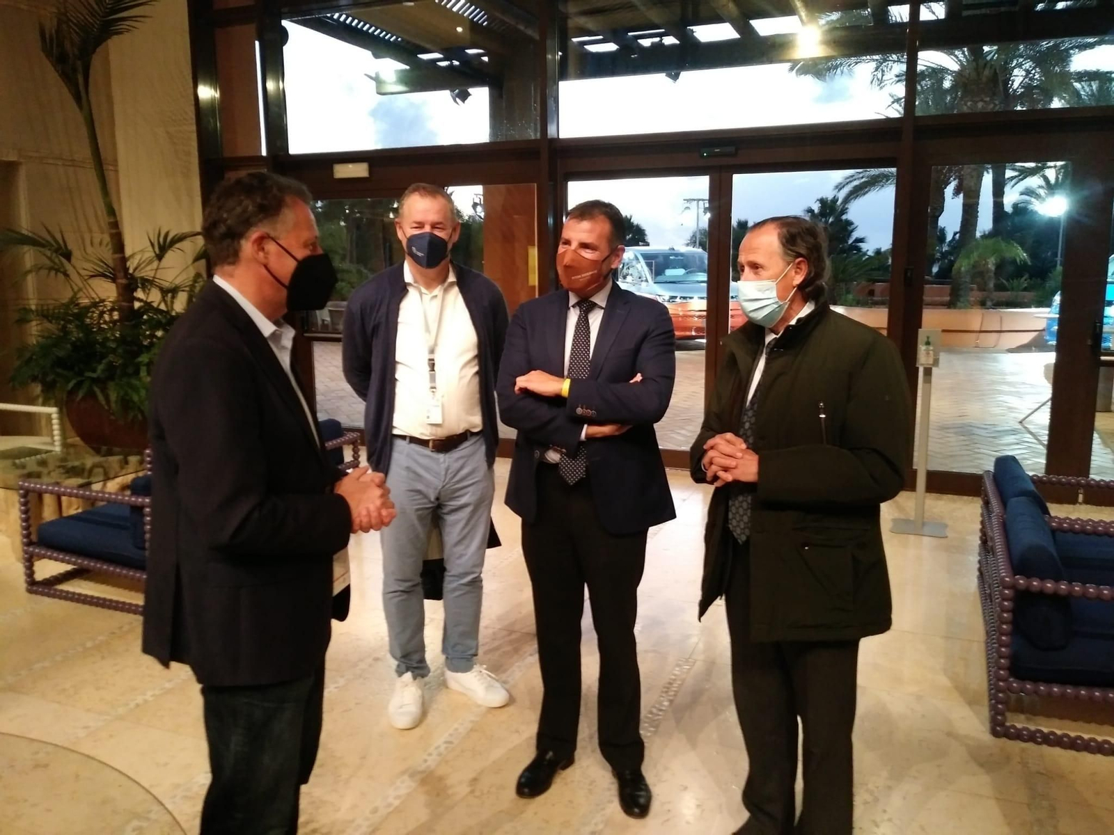 Román, saludando a representantes de Volkswagen en el hotel Royal Hideaway.