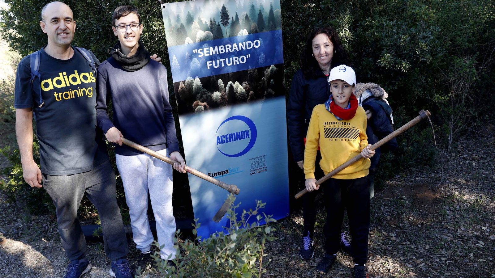 Jornada de reforestación en El Palancar por trabajadores de Acerinox, en imágenes