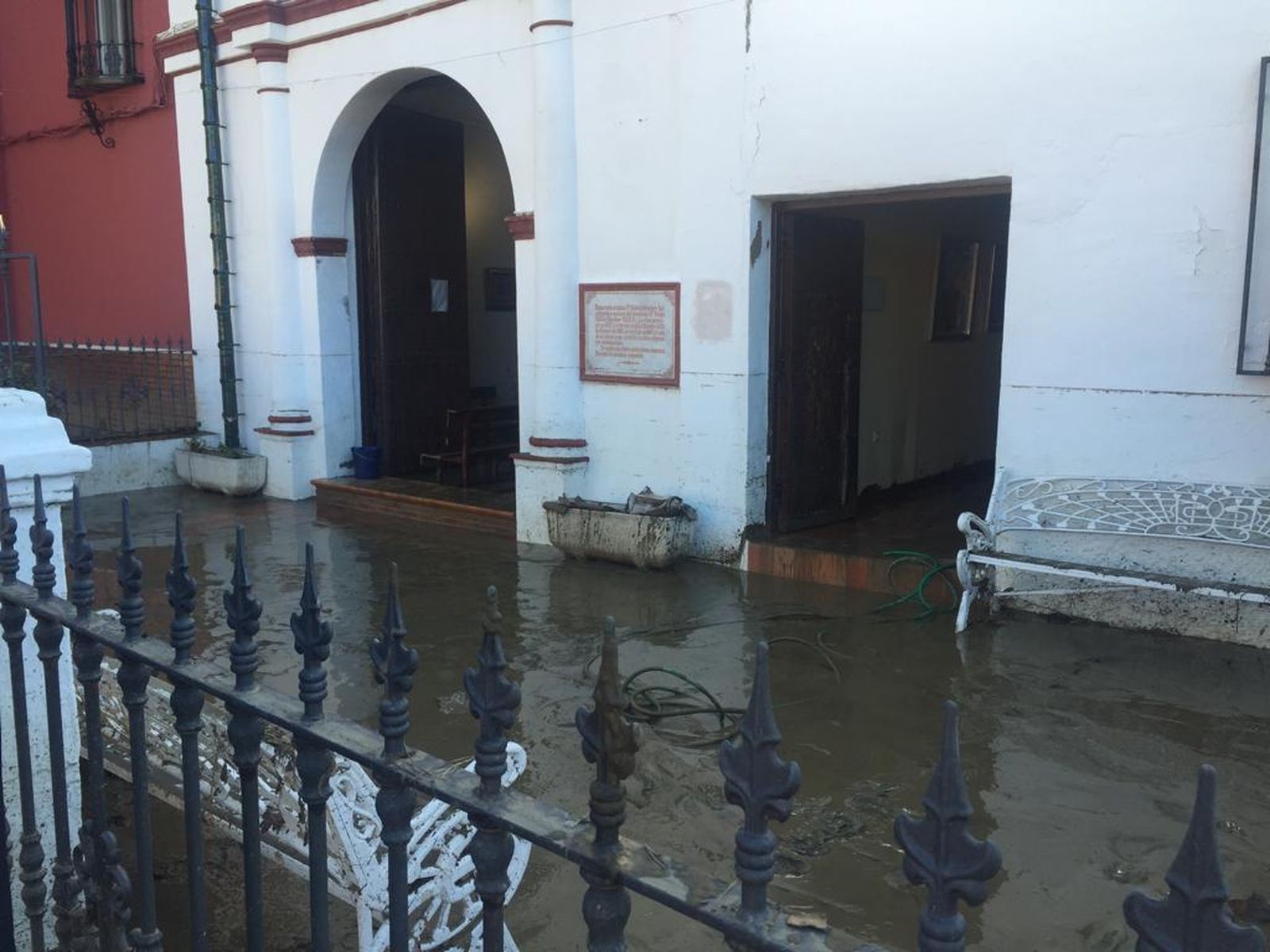 Imágenes de la inundación de El Trapiche, en Vélez-Málaga, por la rotura de una tubería del pantano de la Viñuela.