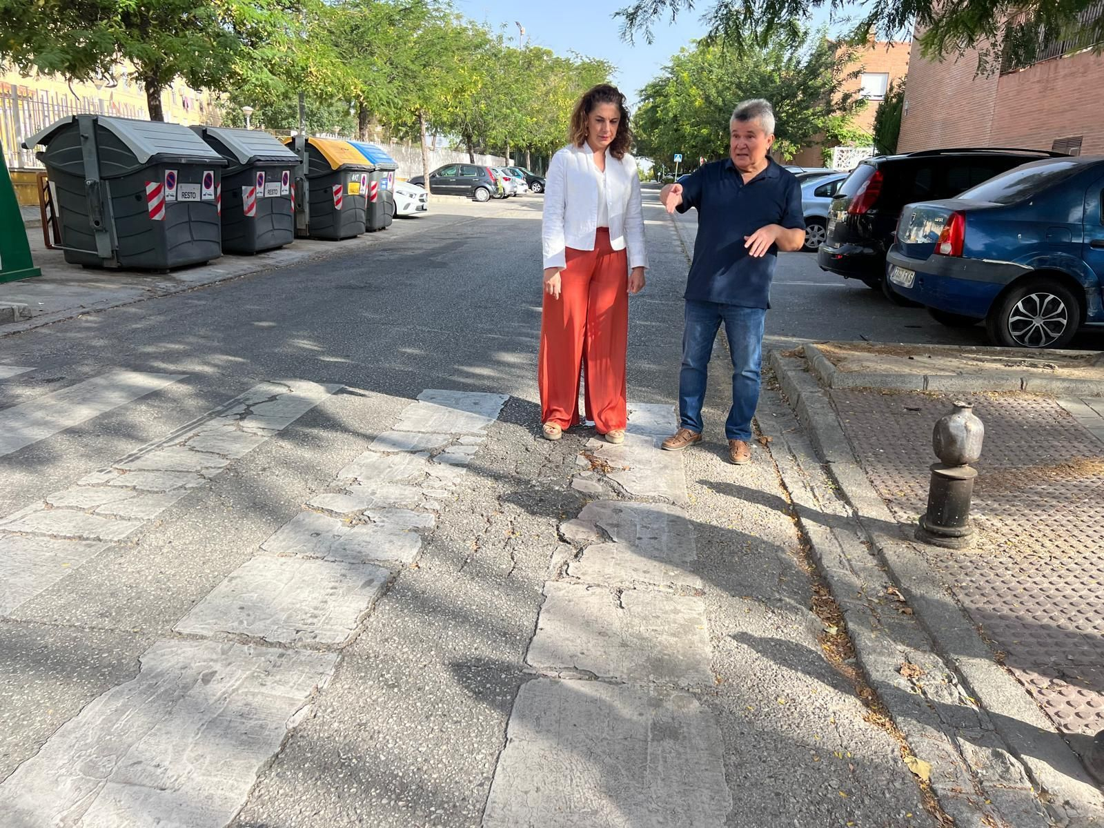 Ruz, con el representante de los vecinos en la calle Ismail.