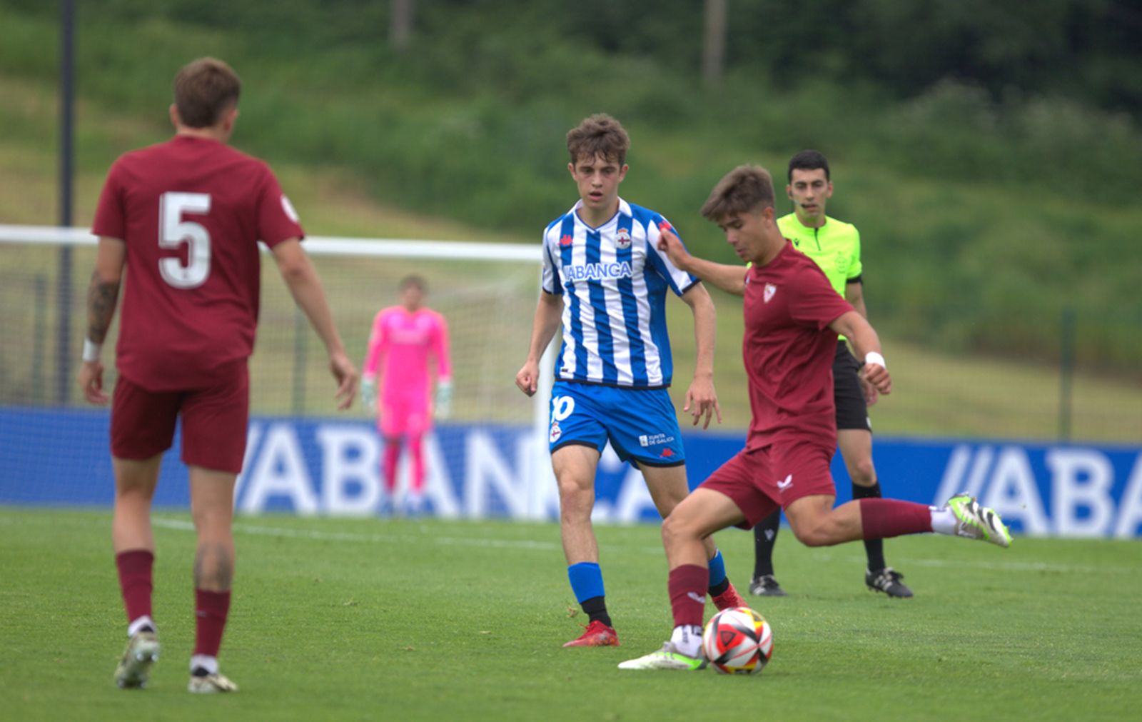 El juvenil A  del Sevilla dirigido por Lolo Rosano empató a cero en el duelo de ida de cuartos de final de la Copa de Campeones contra el Deportivo disputado en Abegondo