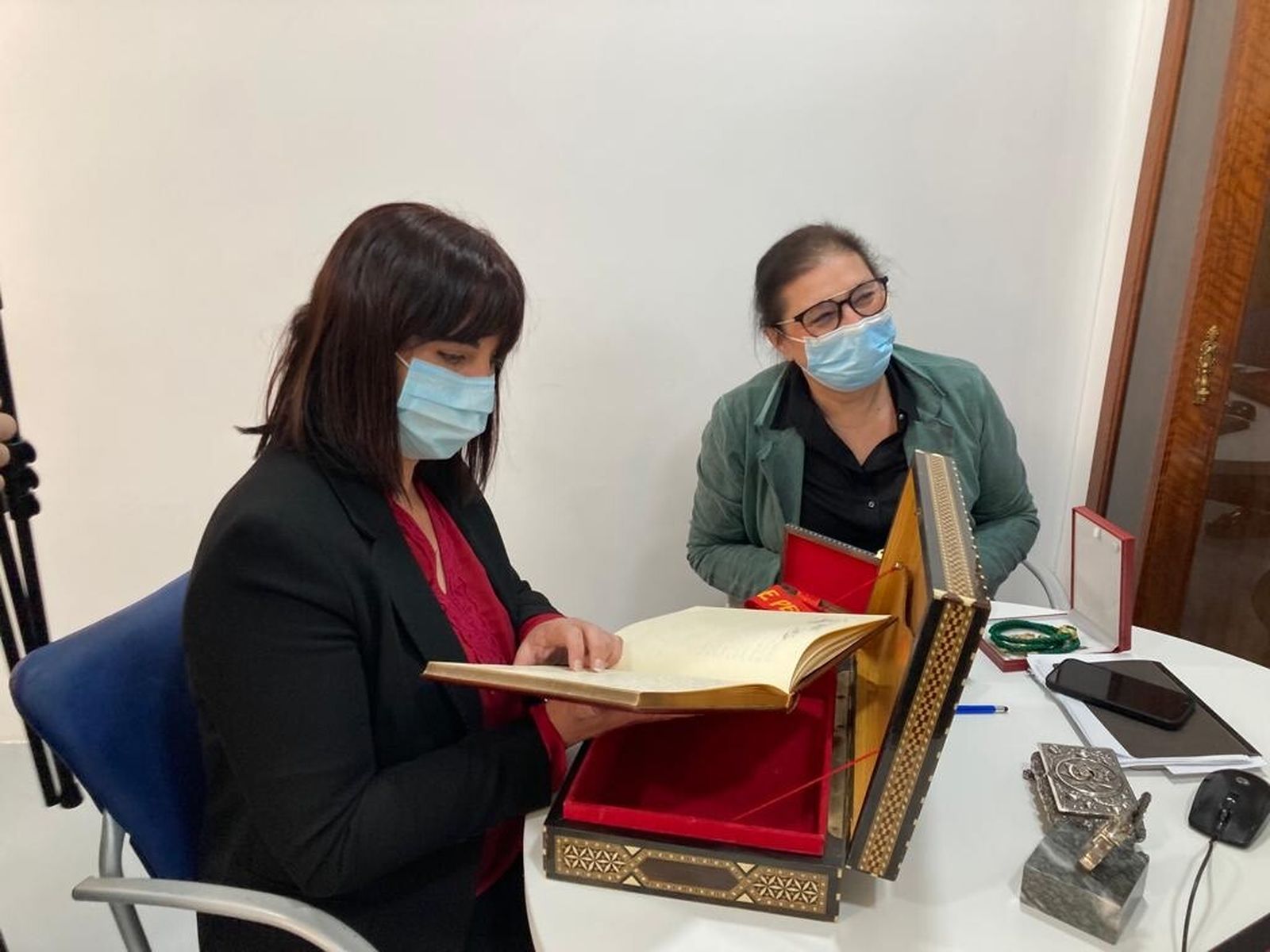 Olvido de la Rosa y  Guadalupe Cuerva, reunidas.