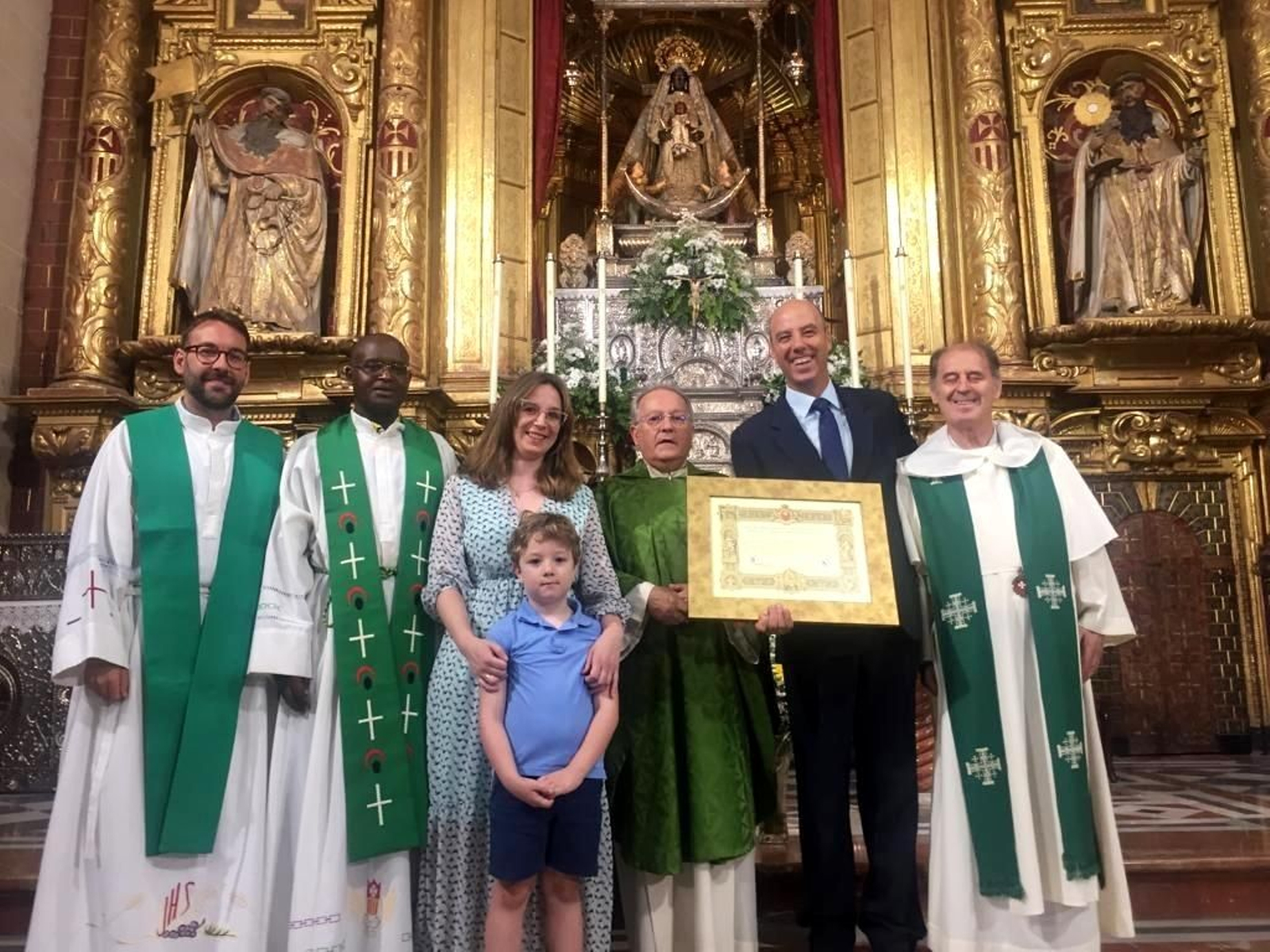 Los padres mercedarios junto a la familia Gutiérrez Micossi.