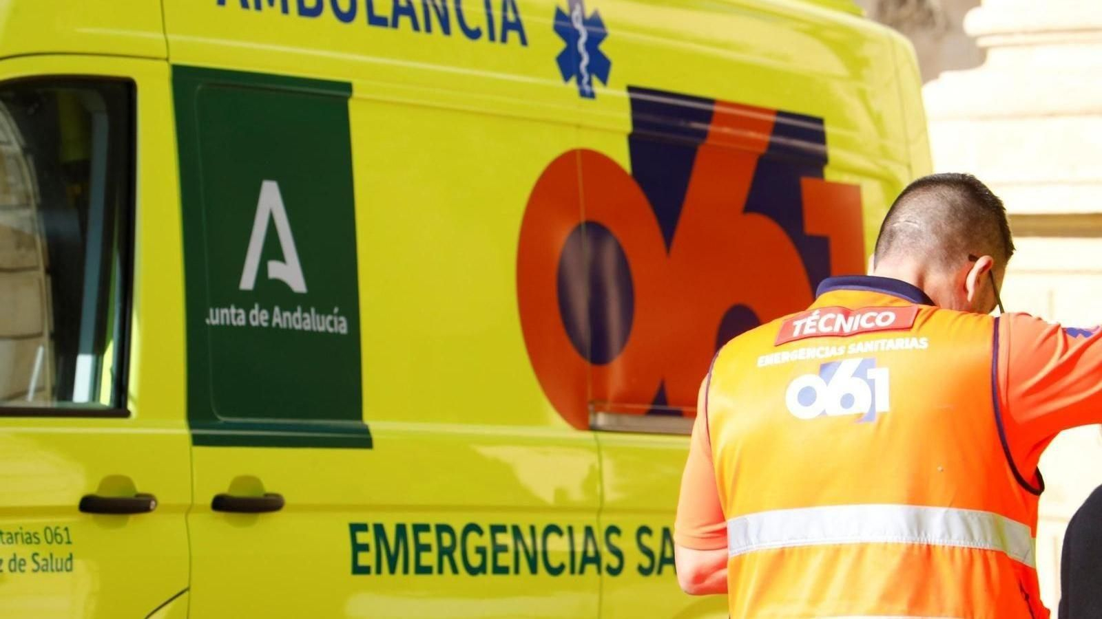 Un técnico del 061 ante una ambulancia del servicio.