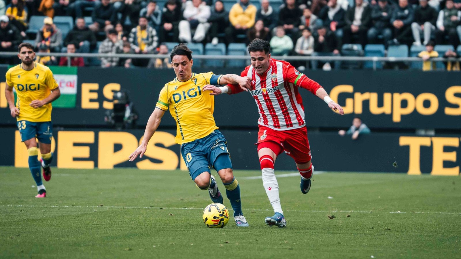 Jon Morcillo pugna con Iza Carcelén en una carrera por la banda izquierda.