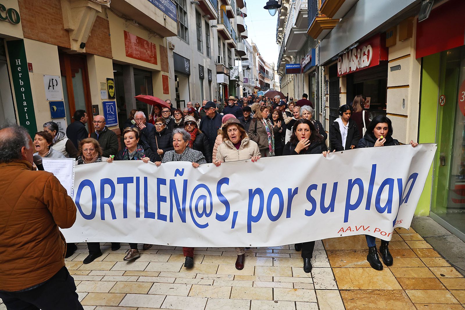 Fotografías de la manifestación en Huelva para exigir la regeneración de las playas
