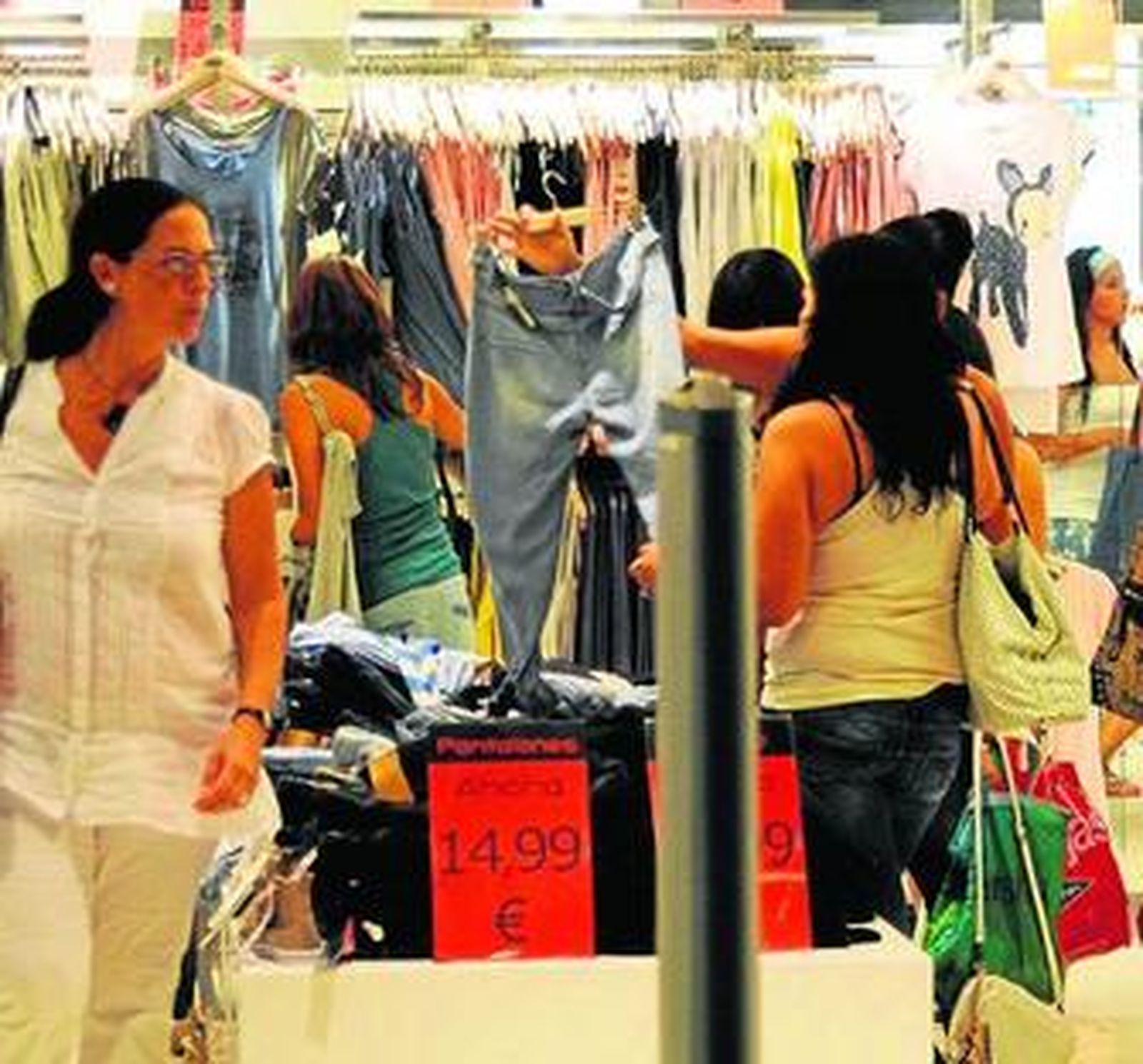 Primer día de descuentos en un establecimiento del centro de la ciudad.