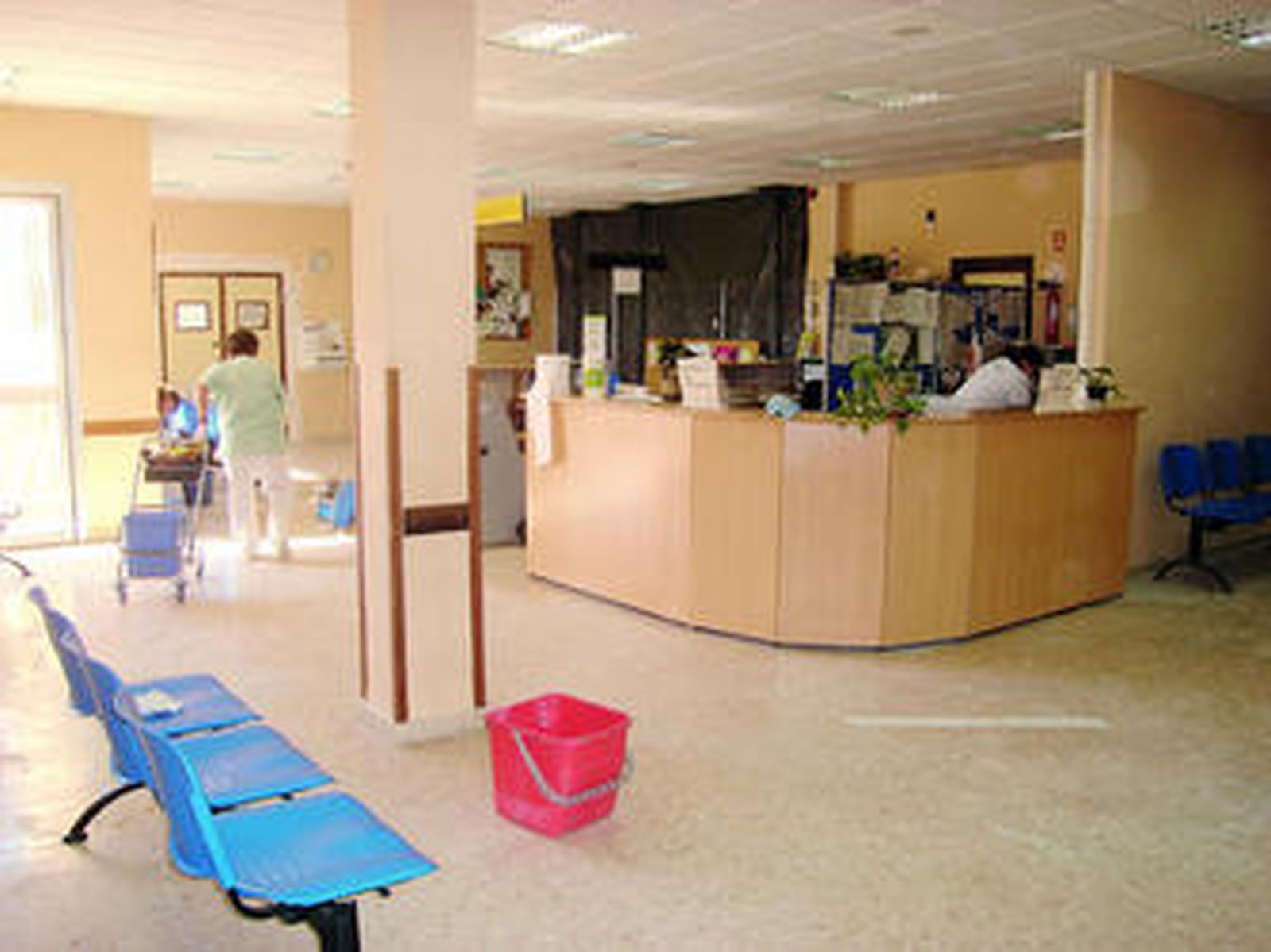 Dos trabajadoras adecentan el área de urgencias, ayer.