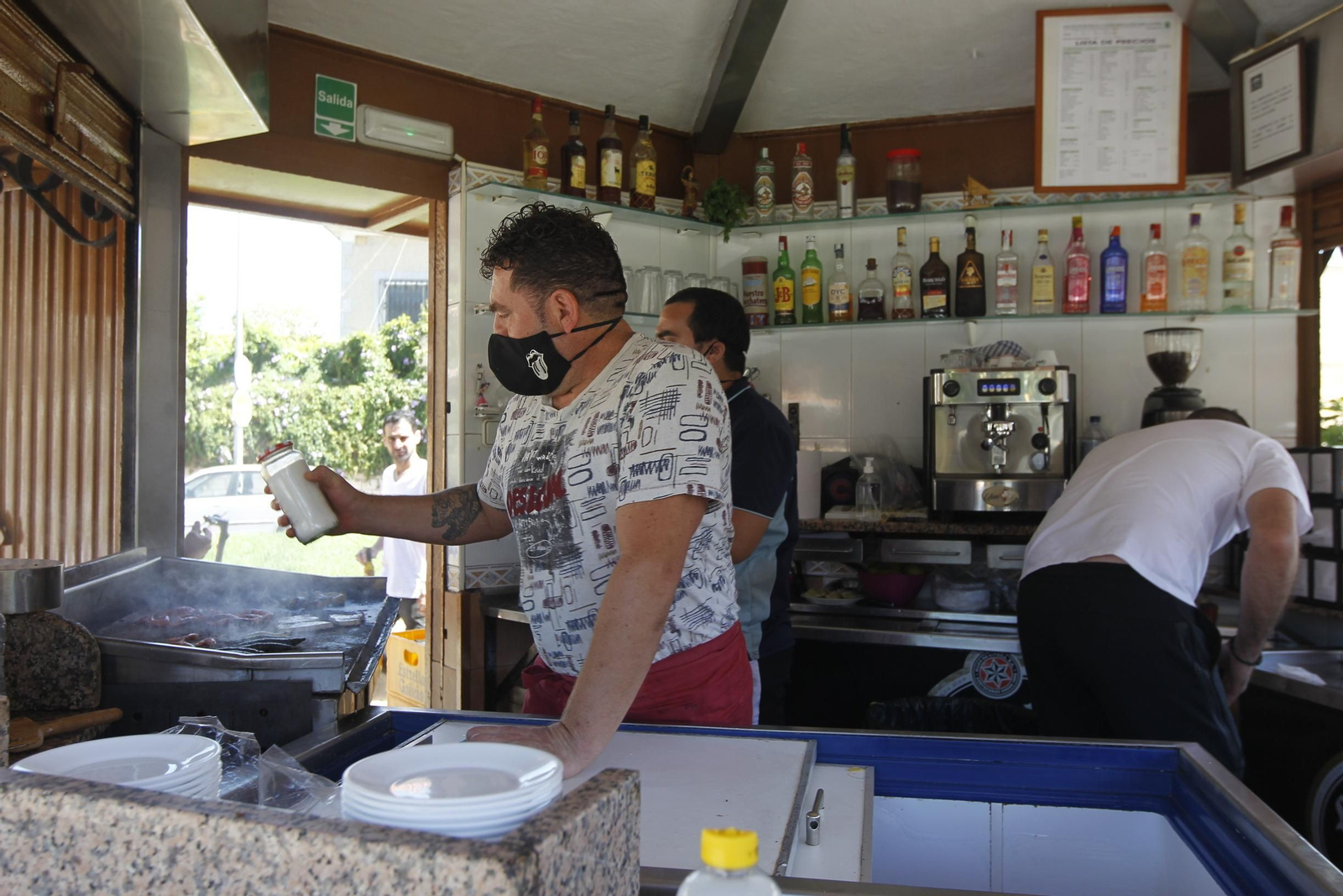 Primer día de apertura de la hostelería en Almería. Coronavirus-COVID-19