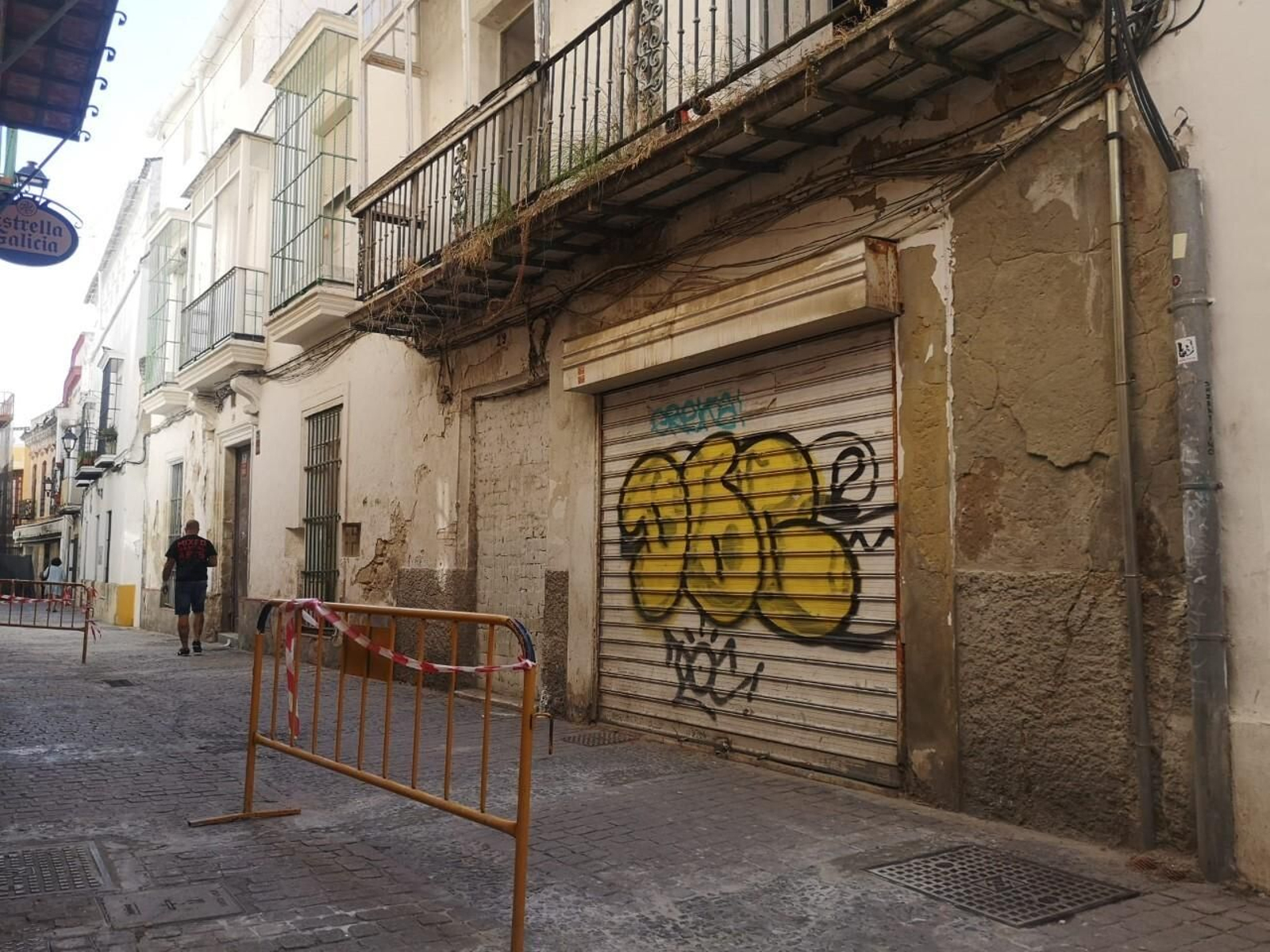 El edificio en estado de abandono se encuentra en la calle Francos, 29