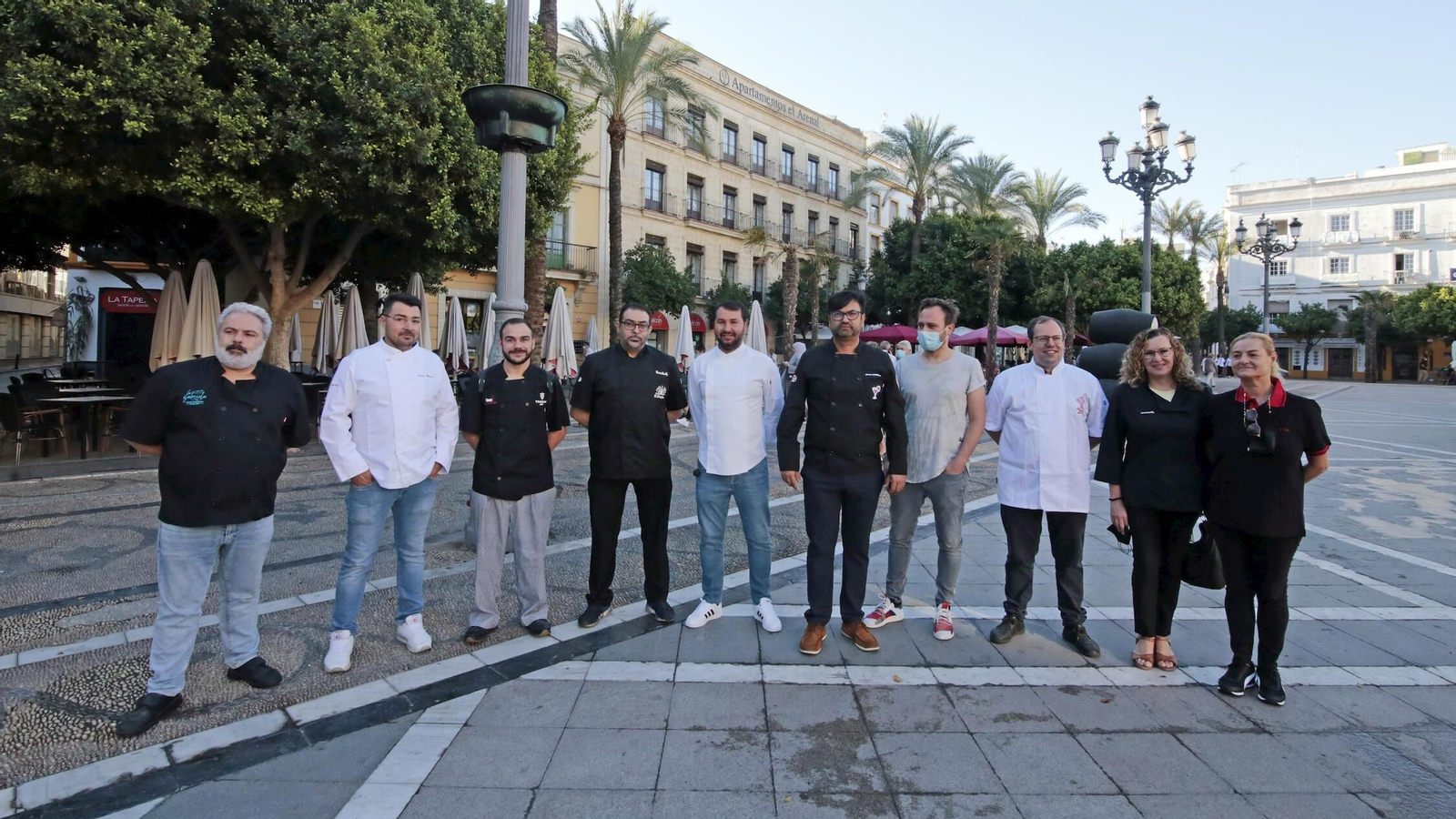 Los escasos asistentes posan para los medios de comunicación en el Arenal. Los escasos asistentes posan para los medios de comunicación en el Arenal.