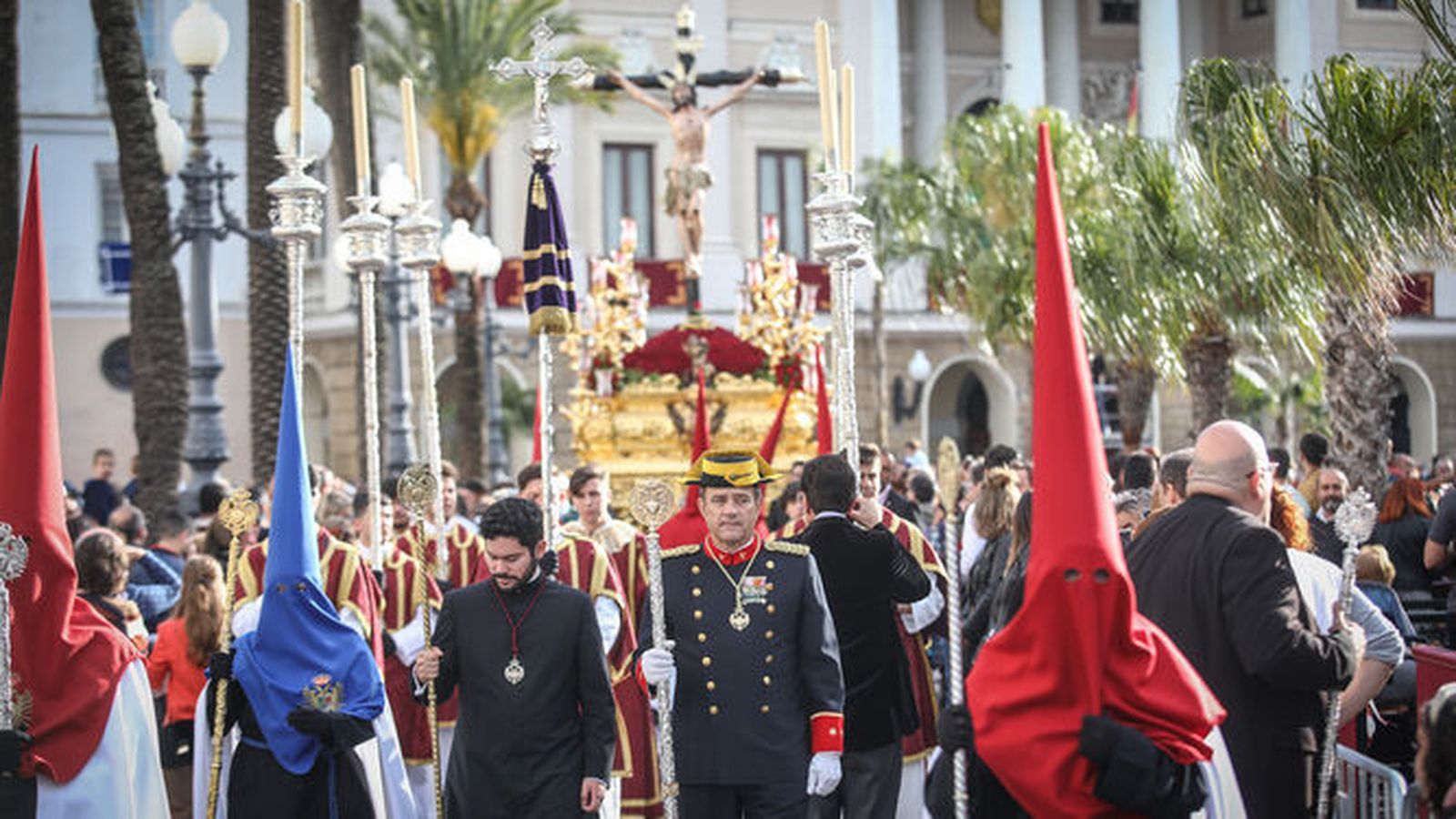 El Cristo de la Expiración, procesionando por la Plaza de San Juan de Dios.