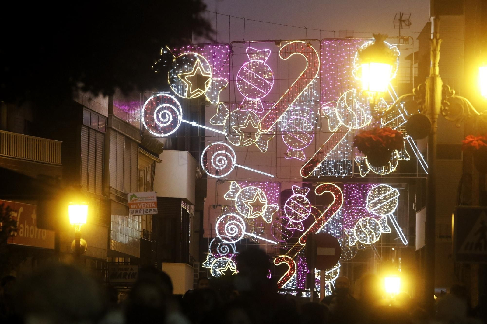 El encendido del espectacular alumbrado navideño de Puente Genil, en fotografías