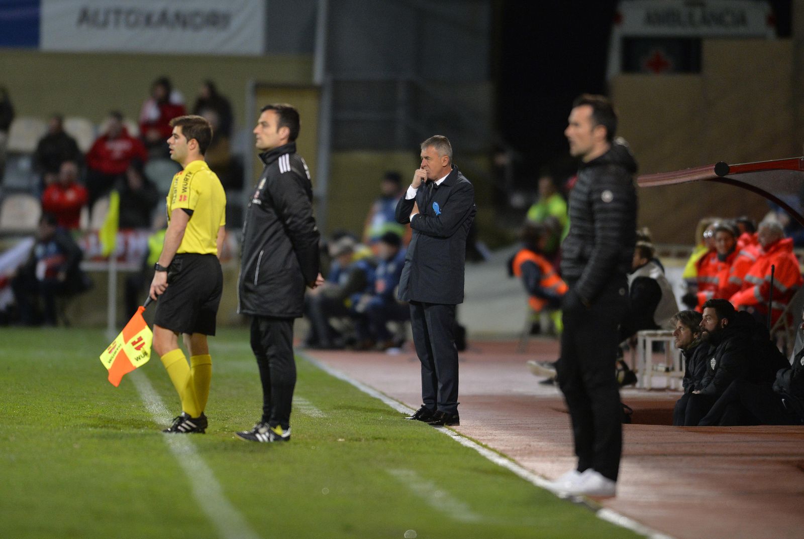 Alcaraz sigue el encuentro.