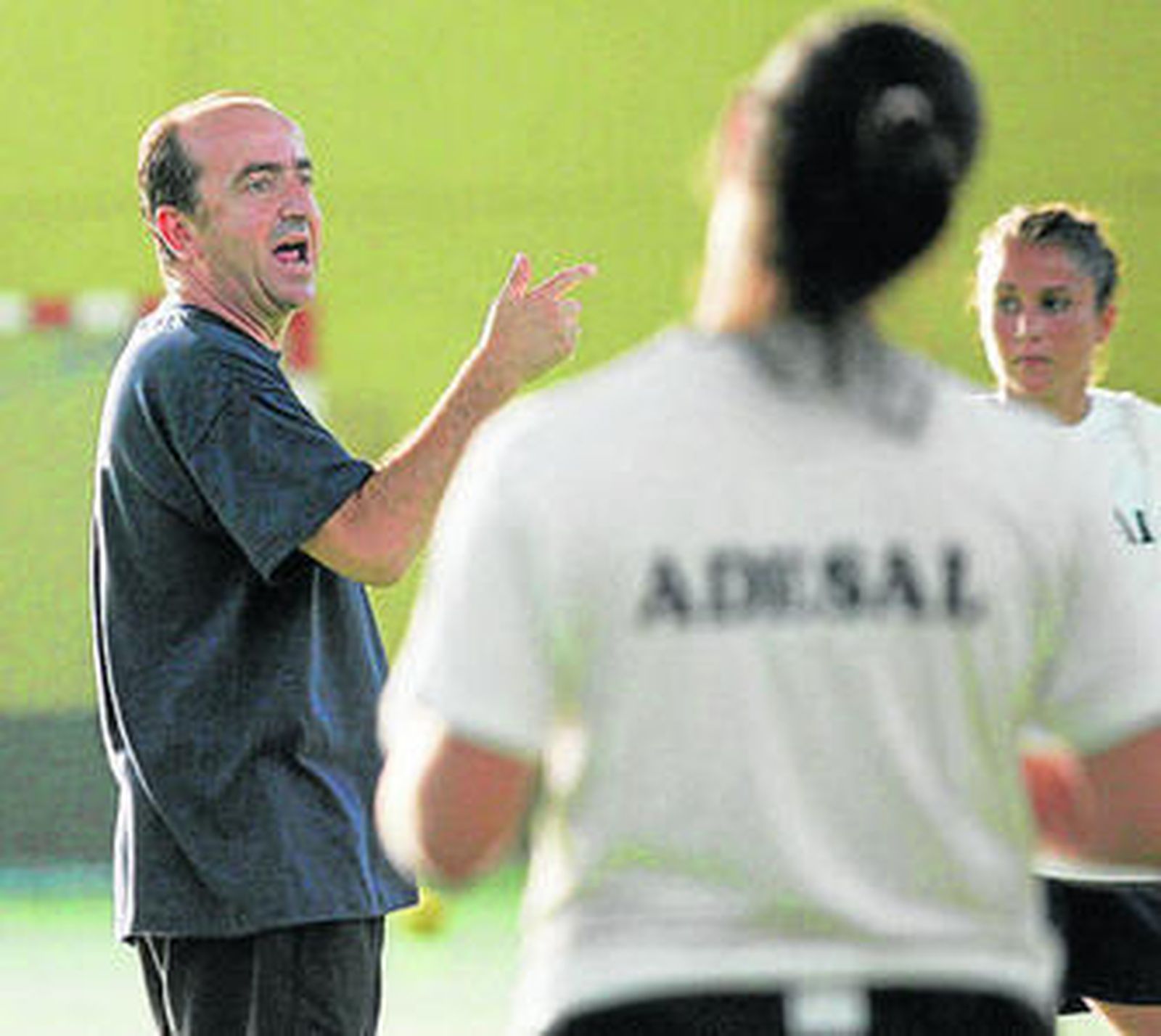 Rafa Moreno da órdenes a sus jugadoras, ayer en La Fuensanta.