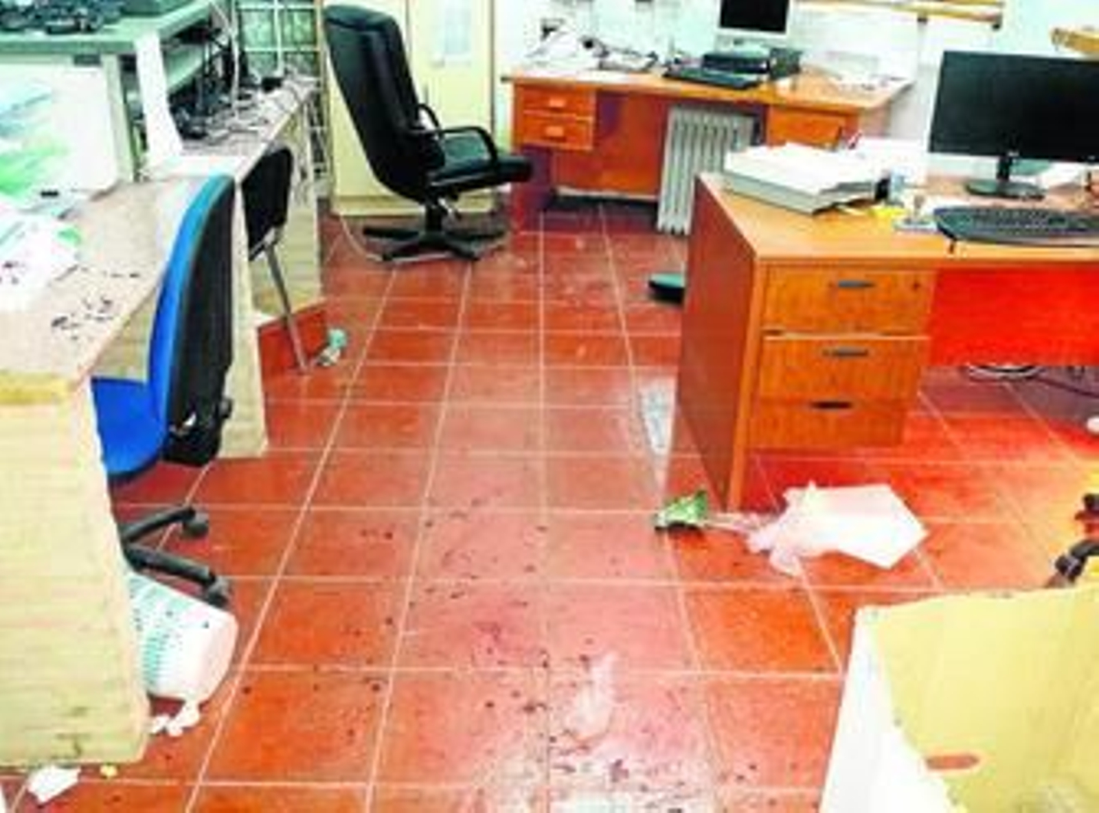 La oficina de la jefatura de la Policía Local de Puerto Serrano tras el asalto. En la foto pequeña, el presunto agresor.