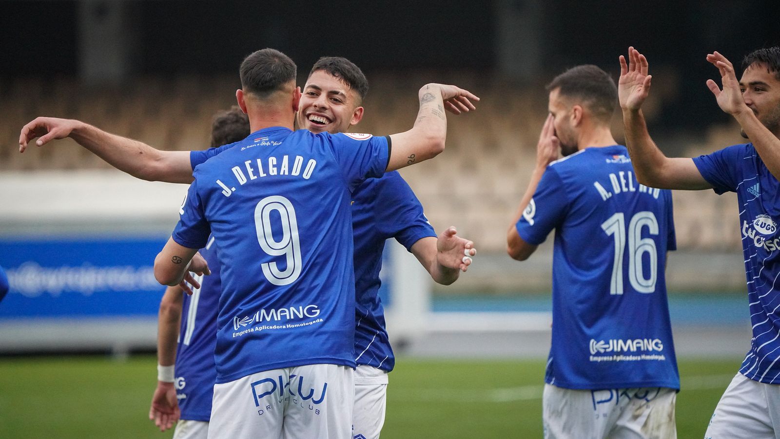 Charaf agradece a Juan Delgado la asistencia en el 1-0.