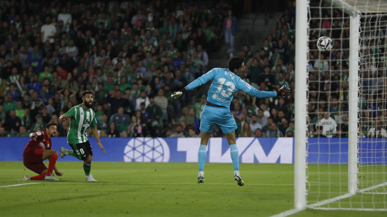 Bono no puede detener el despeje de Gudelj rebotado en Jesús Navas.