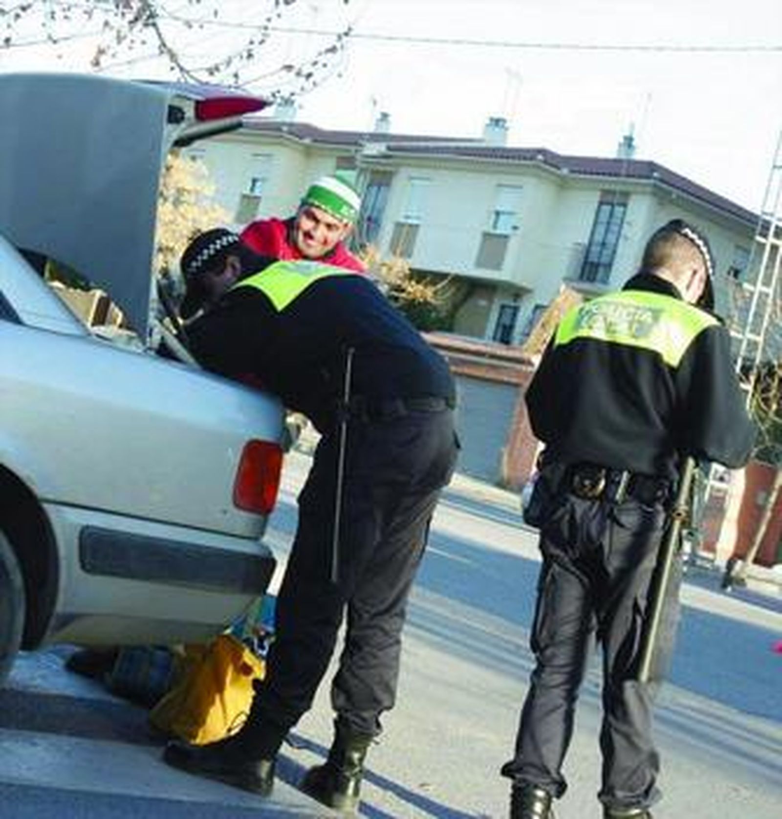 Los cuerpos policiales intensificaron los registros tras el tiroteo del domingo.