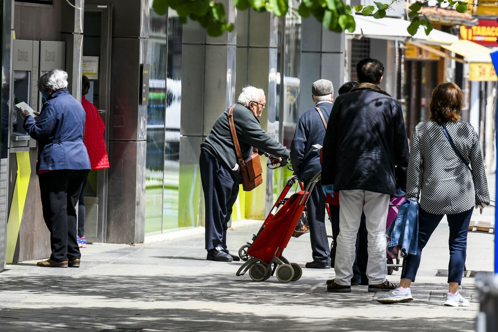 Gente por la calle en Granada durante el estado de alarma