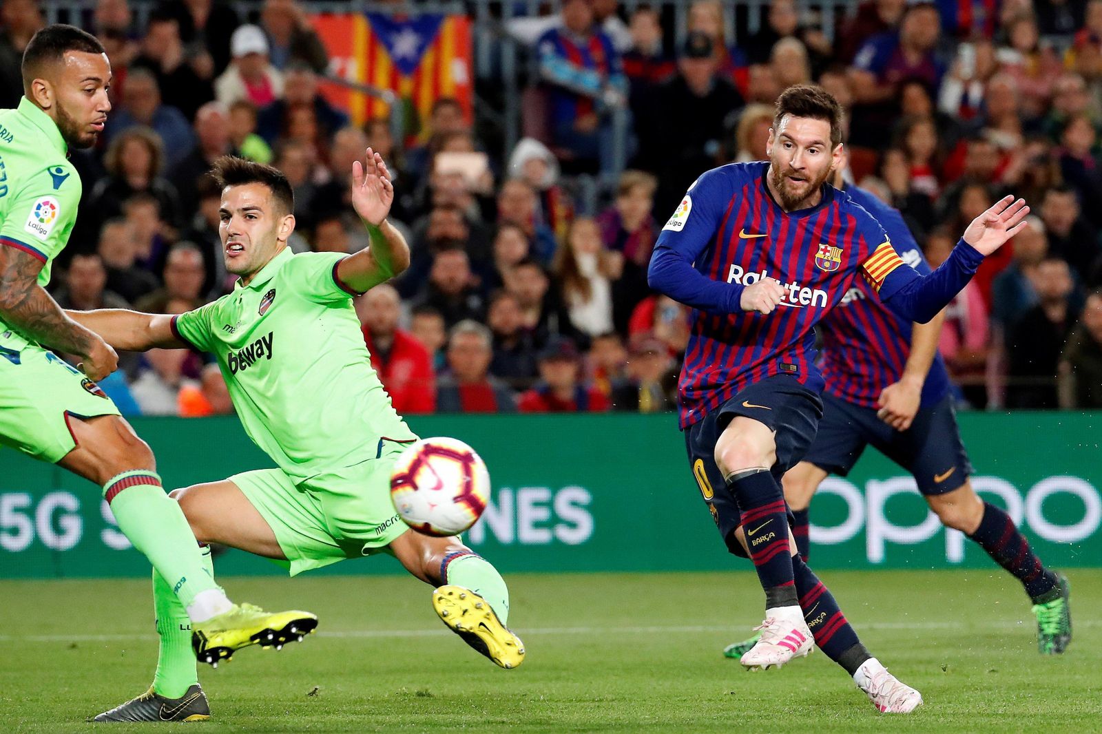 Messi remata con su zurda desntro del área en la acción del 1-0 ante el Levante que le dio el título de Liga al Barcelona.