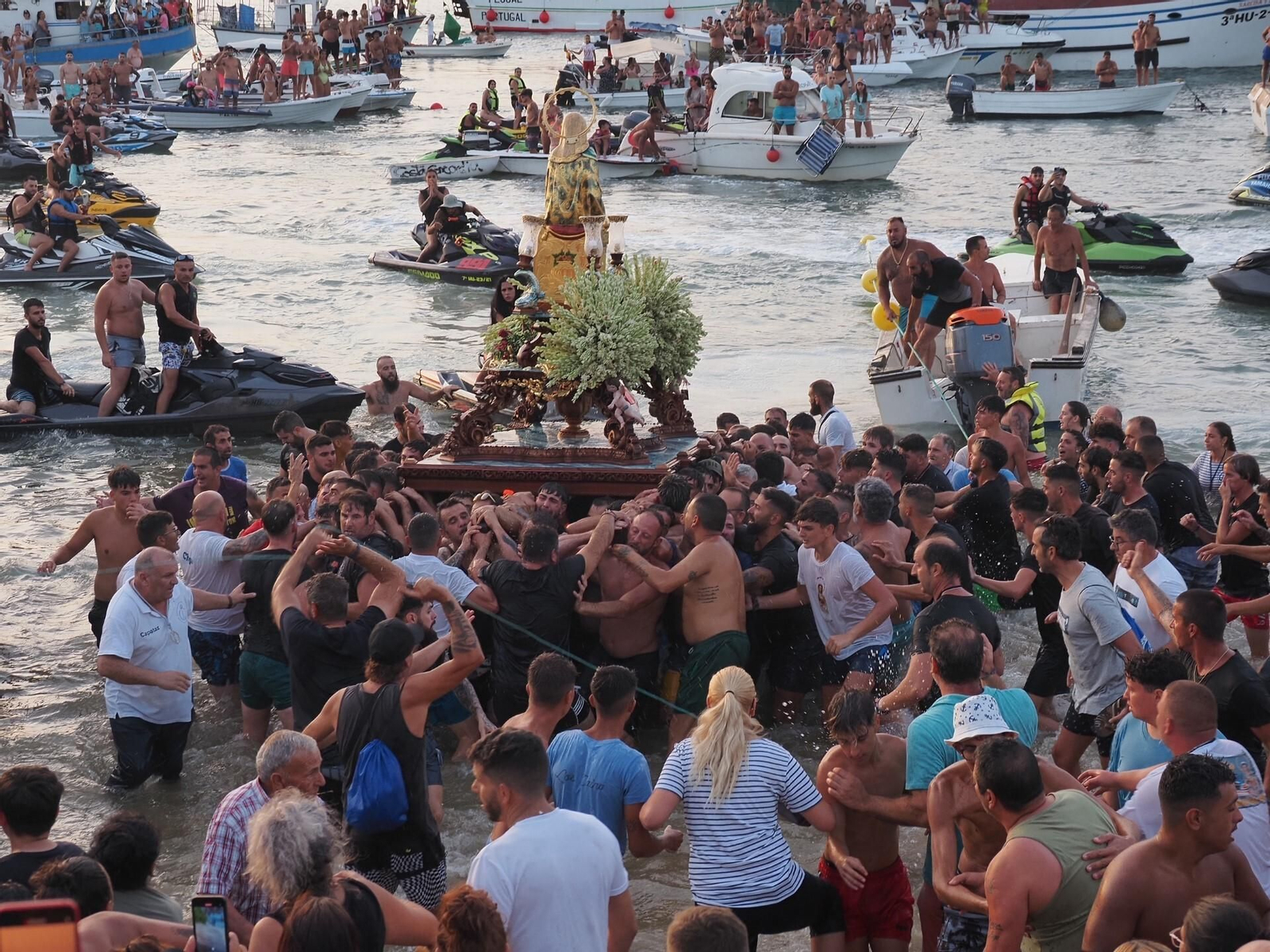 Las mejores imágenes de la procesión de la Virgen del Mar de Isla Cristina.