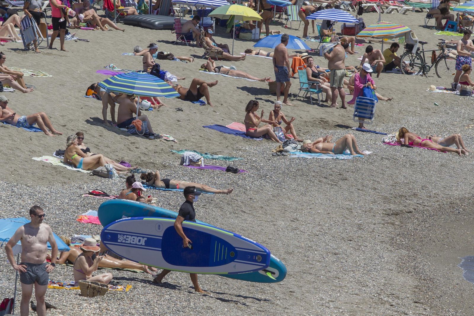 Playa de La Malagueta en una jornada de altas temperaturas, en fotos