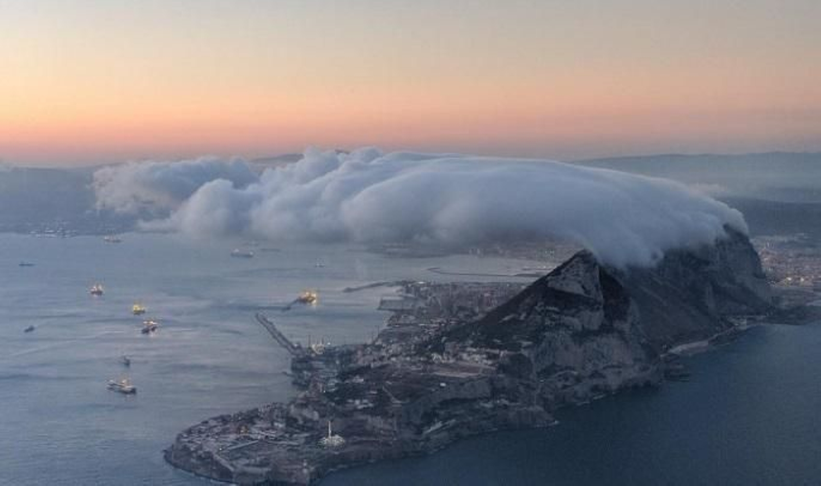 El Peñón de Gibraltar, con la formación de nubes en su cara de levante.