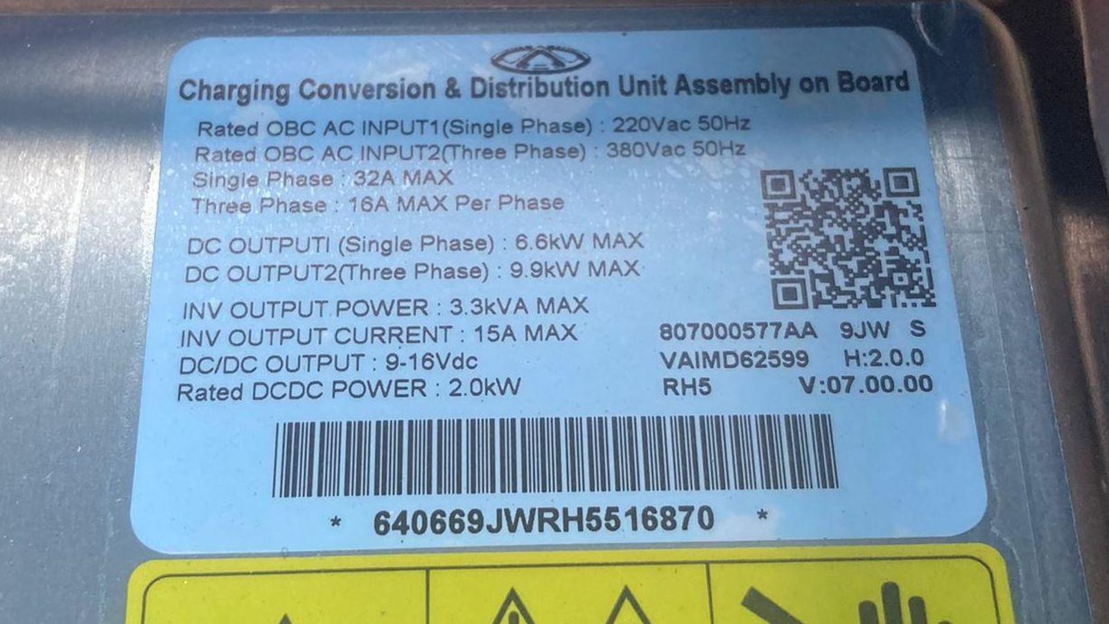 El cargador embarcado del Omoda 5 EV admite la conexion a puntos de carga de corriente alterna trifásicos.