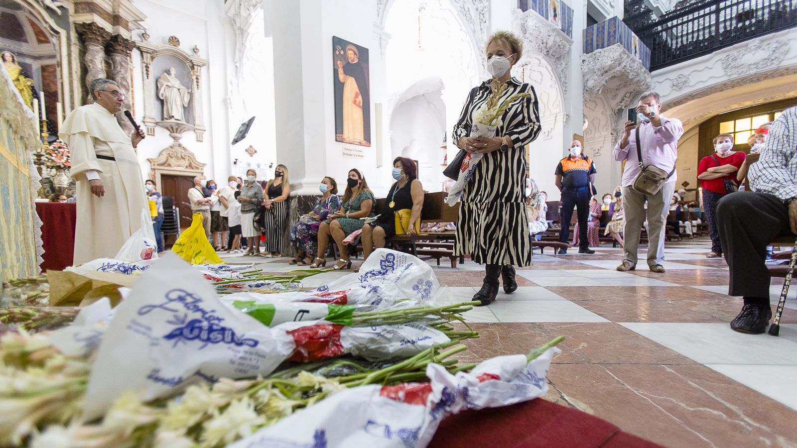 Imágenes de la celebración del día de la Virgen del Rosario en la iglesia de Santo Domingo