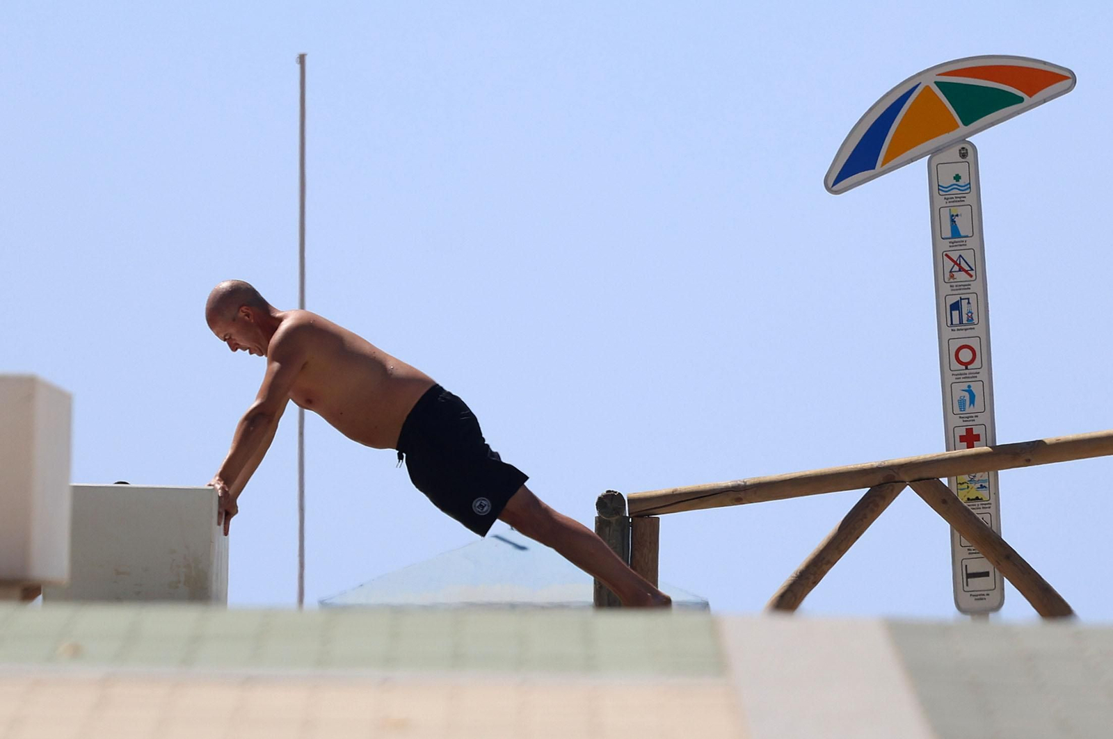 Imágenes del ambiente en las playas de Huelva durante la mañana del domingo