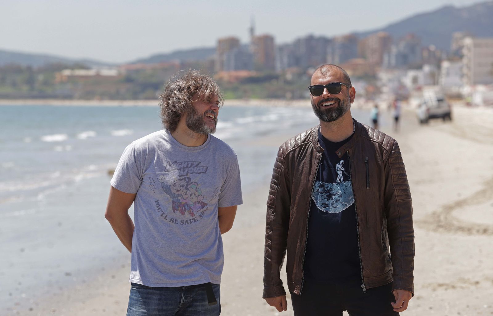 Alexis Morante y Salva Reina en la playa de El Rinconcillo.