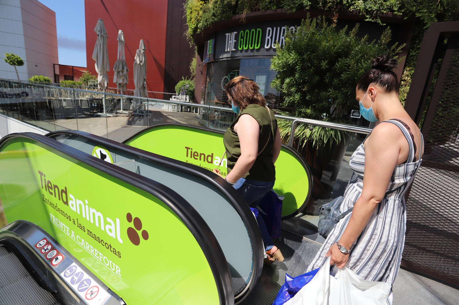 Imágenes de la apertura en la fase dos de la desescalada del centro comercial Holea en Huelva