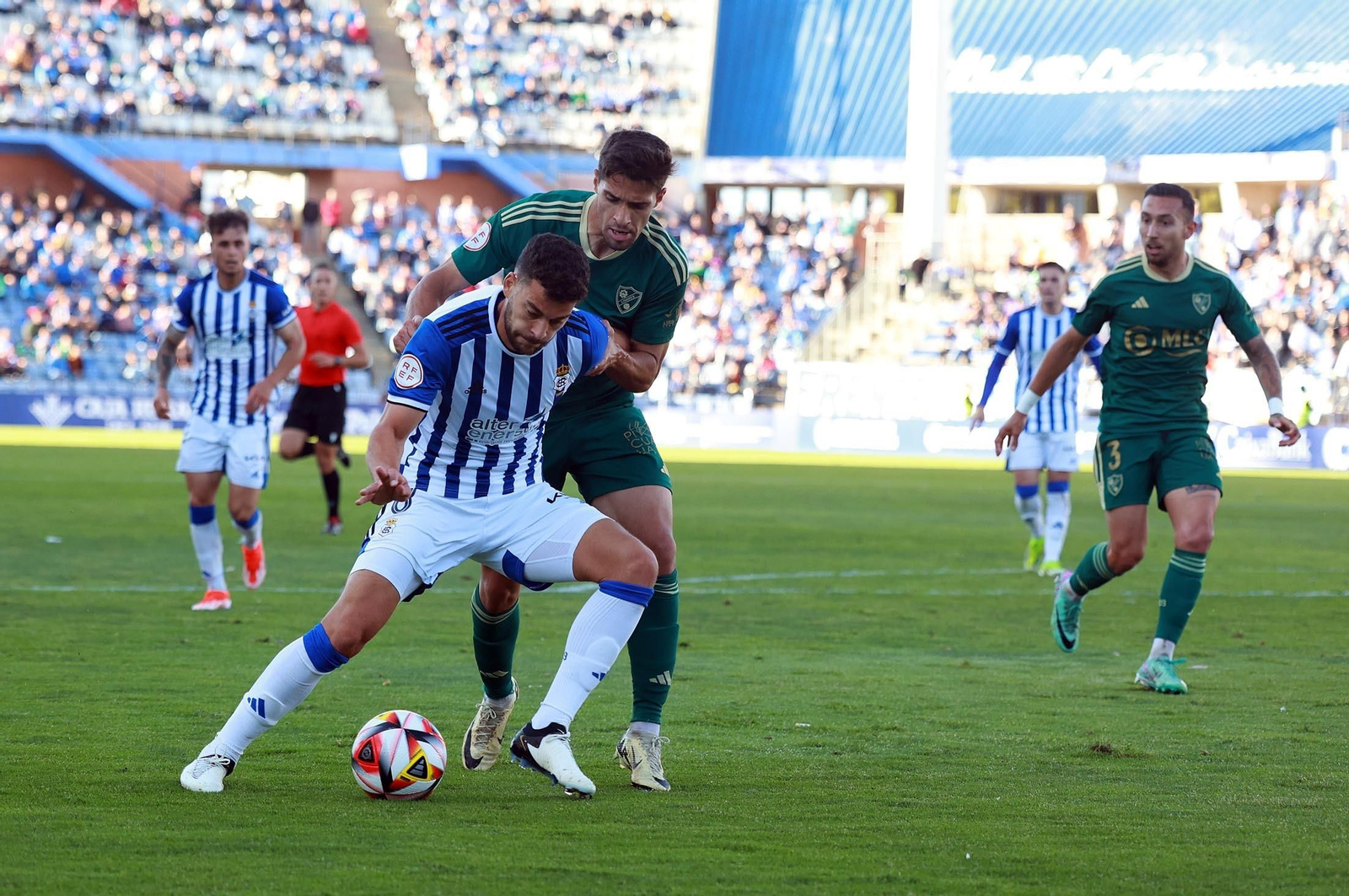 Luis Alcalde protege el balón durante el último Recre-Linares en la 23/24.