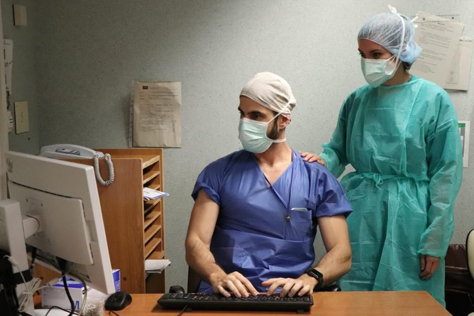 Dos profesionales sanitarios observan unos resultados en una consulta.
