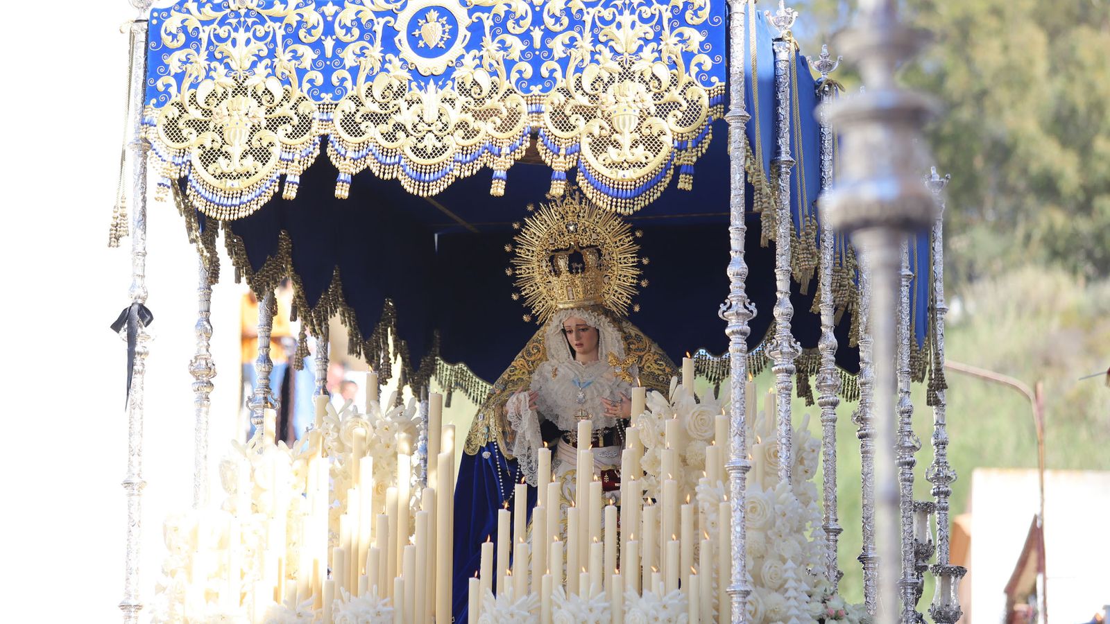 La Virgen de los Dolores procesiona por su barrio de Las Colonias.