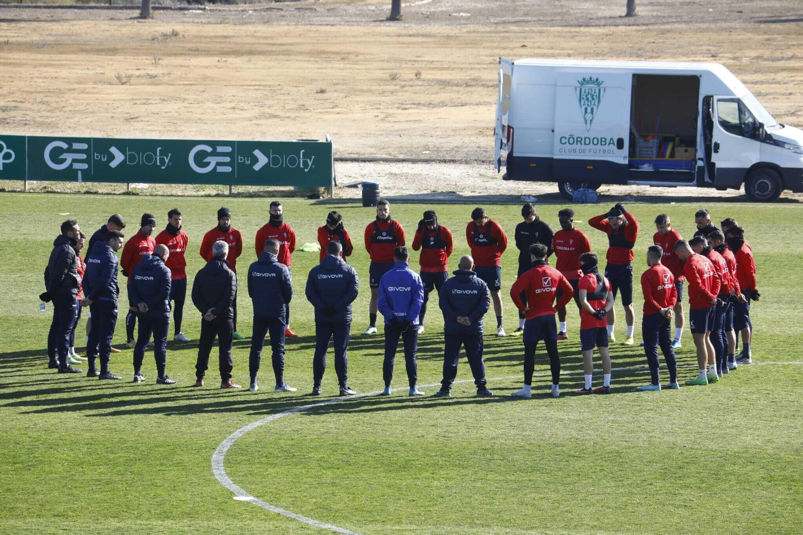 La plantilla y cuerpo técnico del Córdoba CF, durante el minuto de silencio.