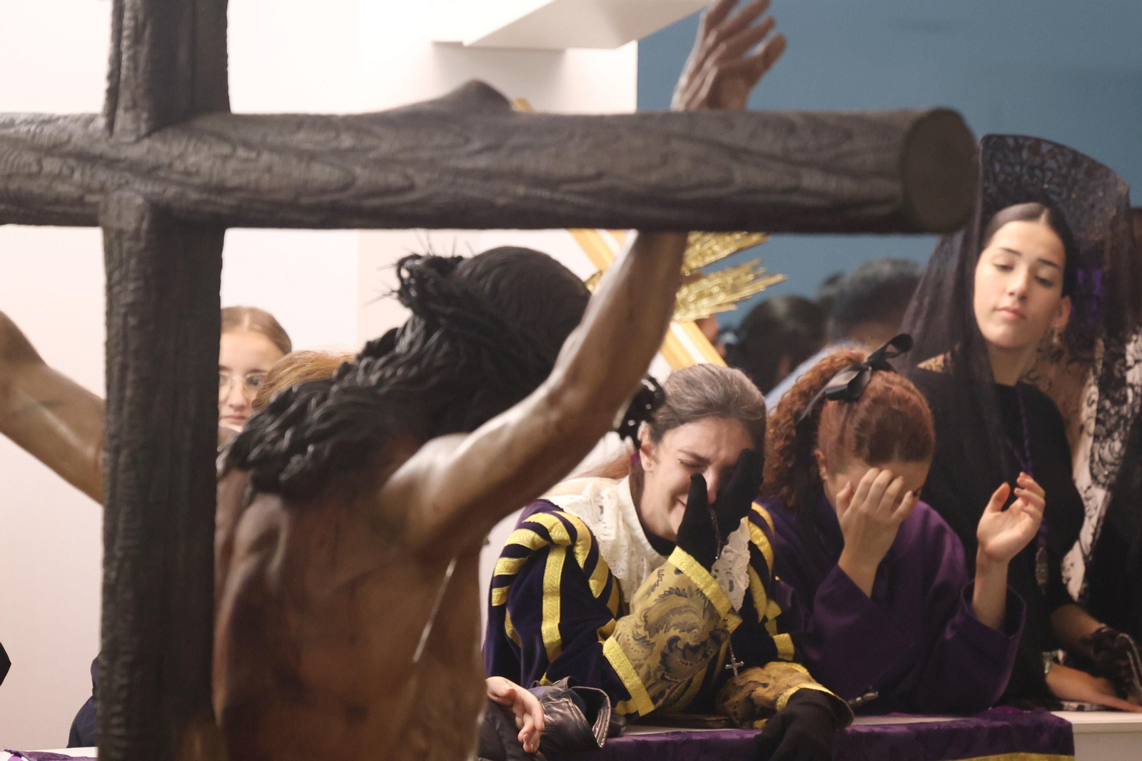 Crucifixión en el Lunes Santo en Málaga, en fotos