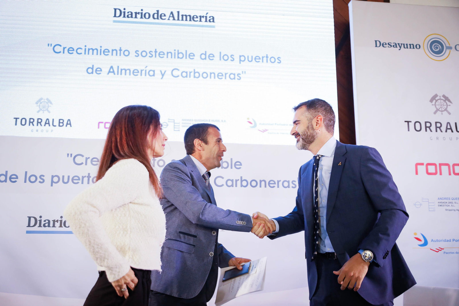 Imágenes del desayuno informativo