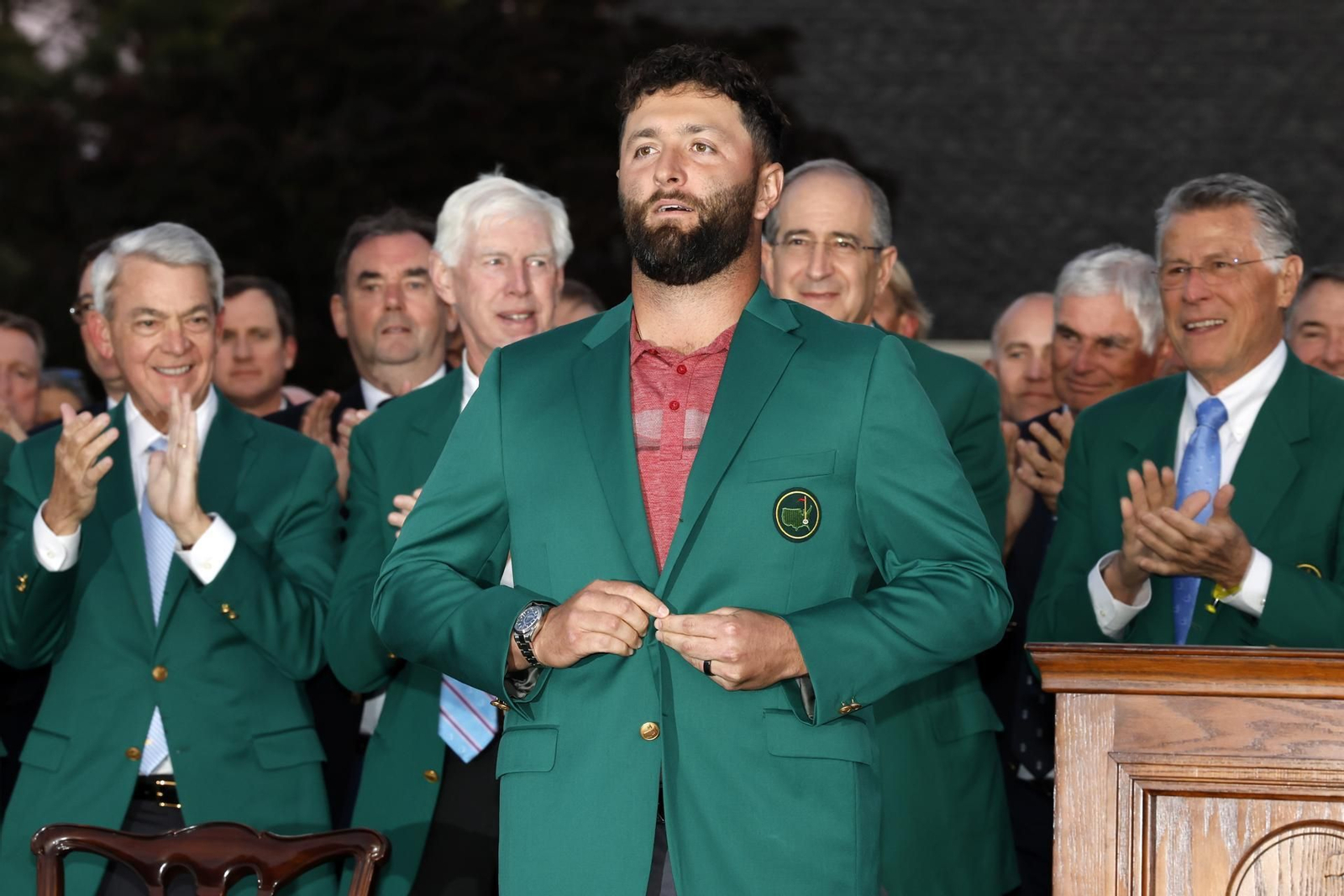 Jon Rahm, en el momento de enfundarse la chaqueta verde de Augusta.