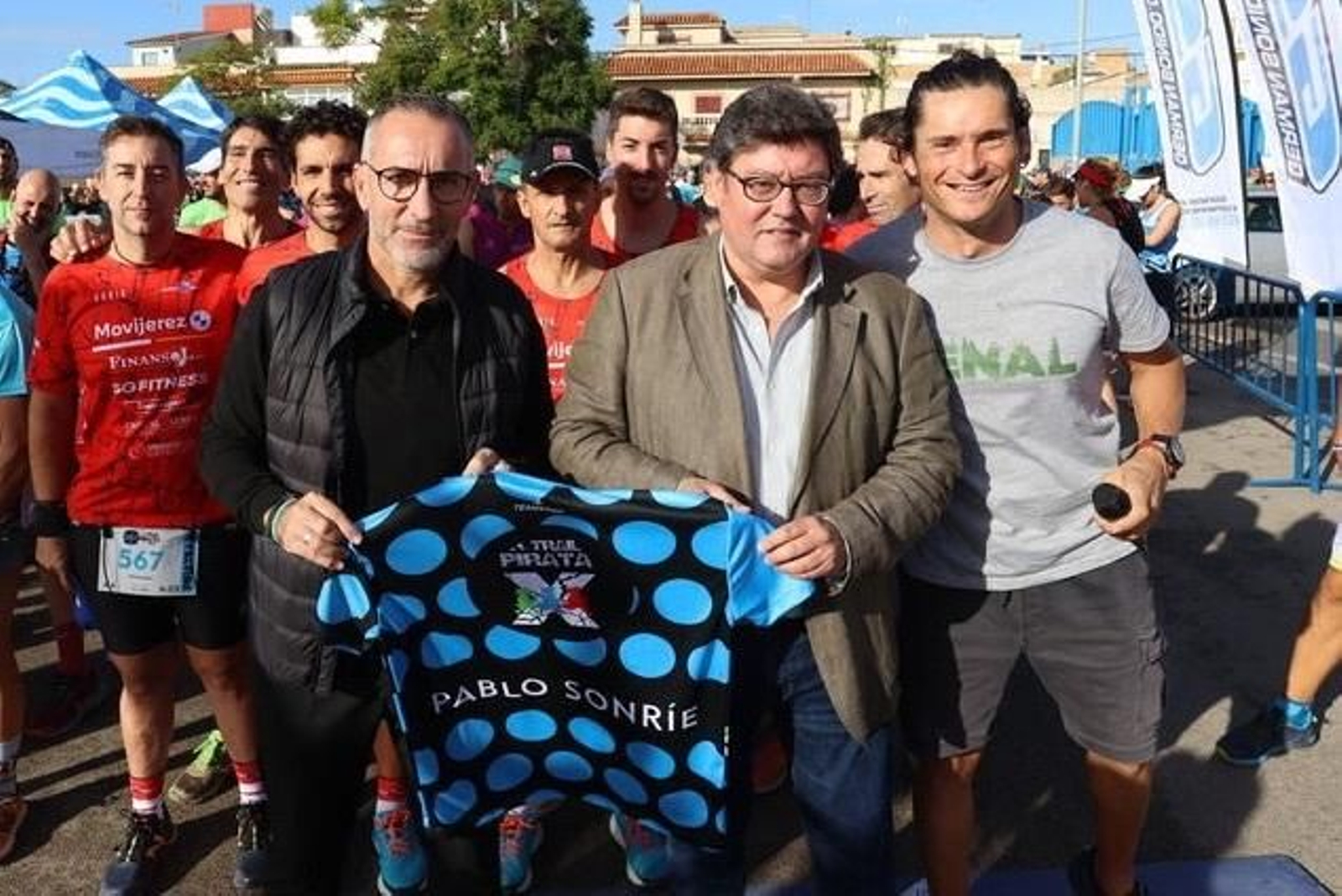 José Ángel Aparicio, Tomás Sampalo y Salvi García Nieto, el 'speaker' de la Trail Pirata.