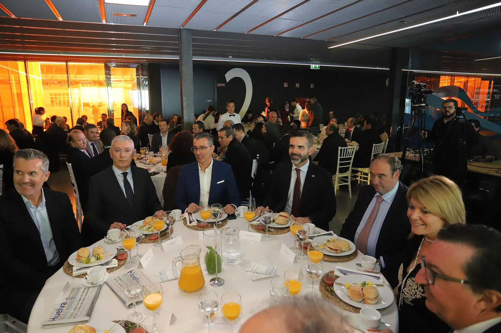 Imágenes de los asistentes al Desayuno Coloquio "Economía azul, claves para el desarrollo sostenible" organizado por el Grupo Joly