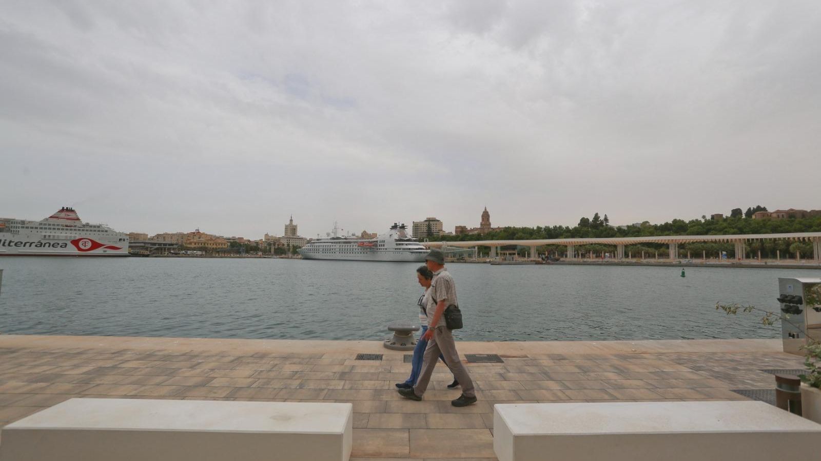 Ciudadanos paseando junto al mar en el Muelle 1.