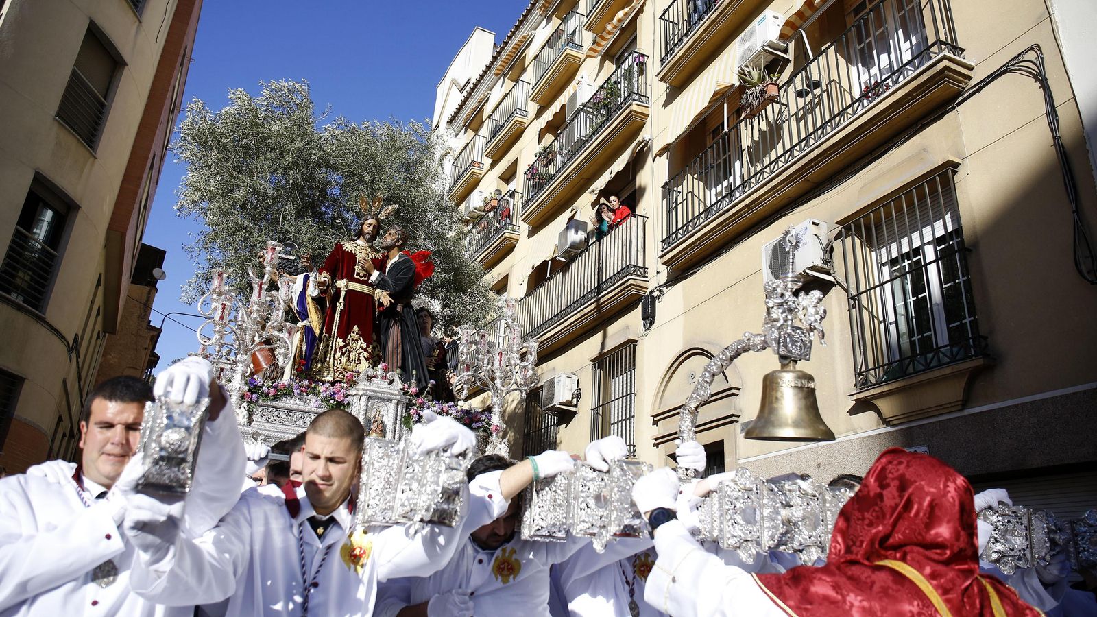 El esfuerzo de los hombres de trono del Prendimiento.