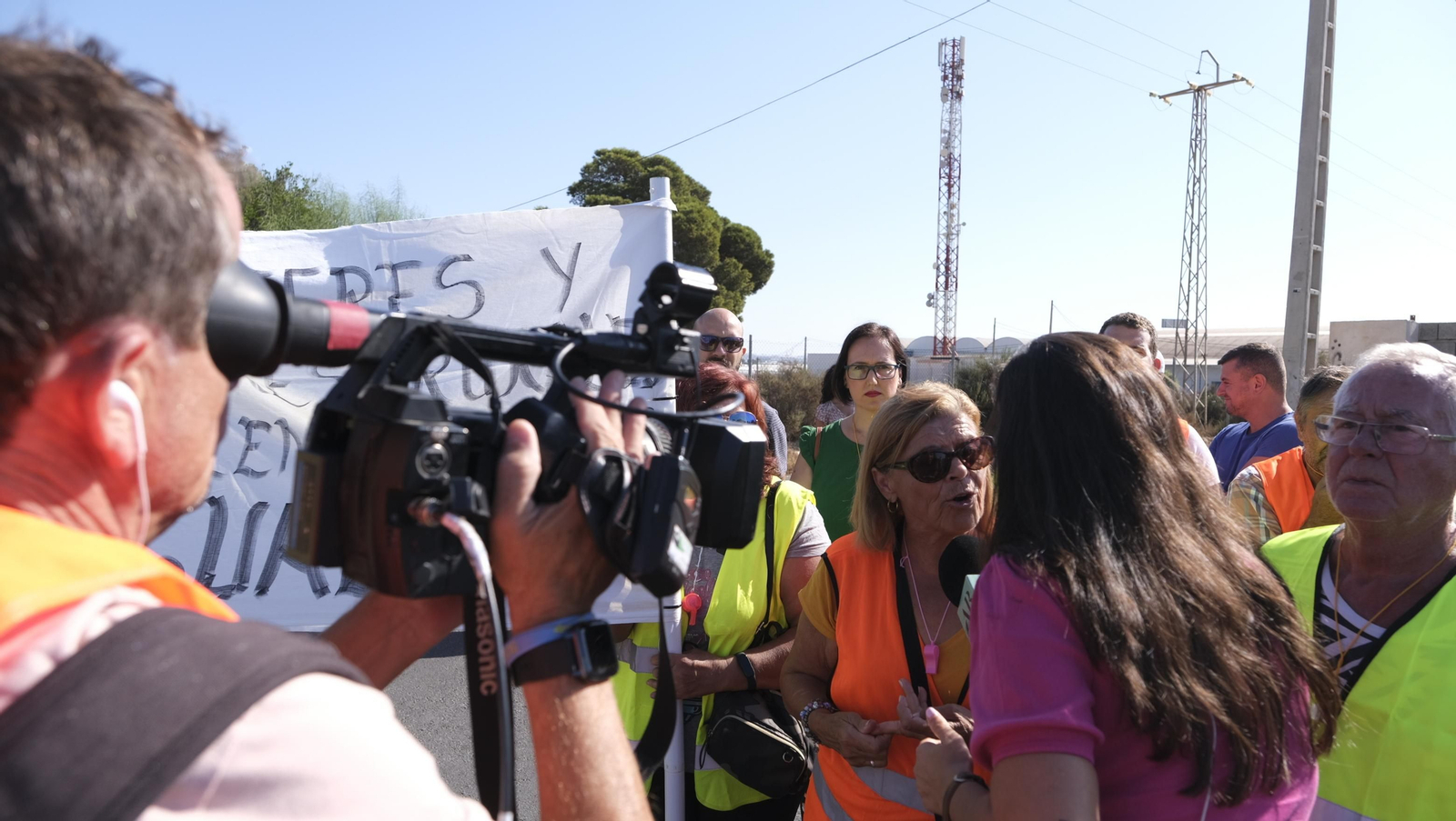 Protestas de los vecinos de los cortijos de La Cañada por la falta de iluminación
