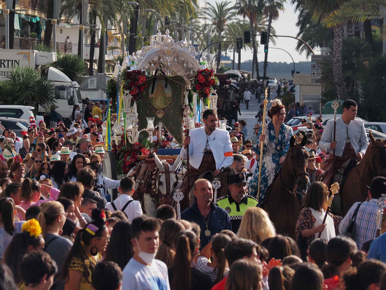 Salida de la Hermandad de Punta Umbría hacia El Rocío.