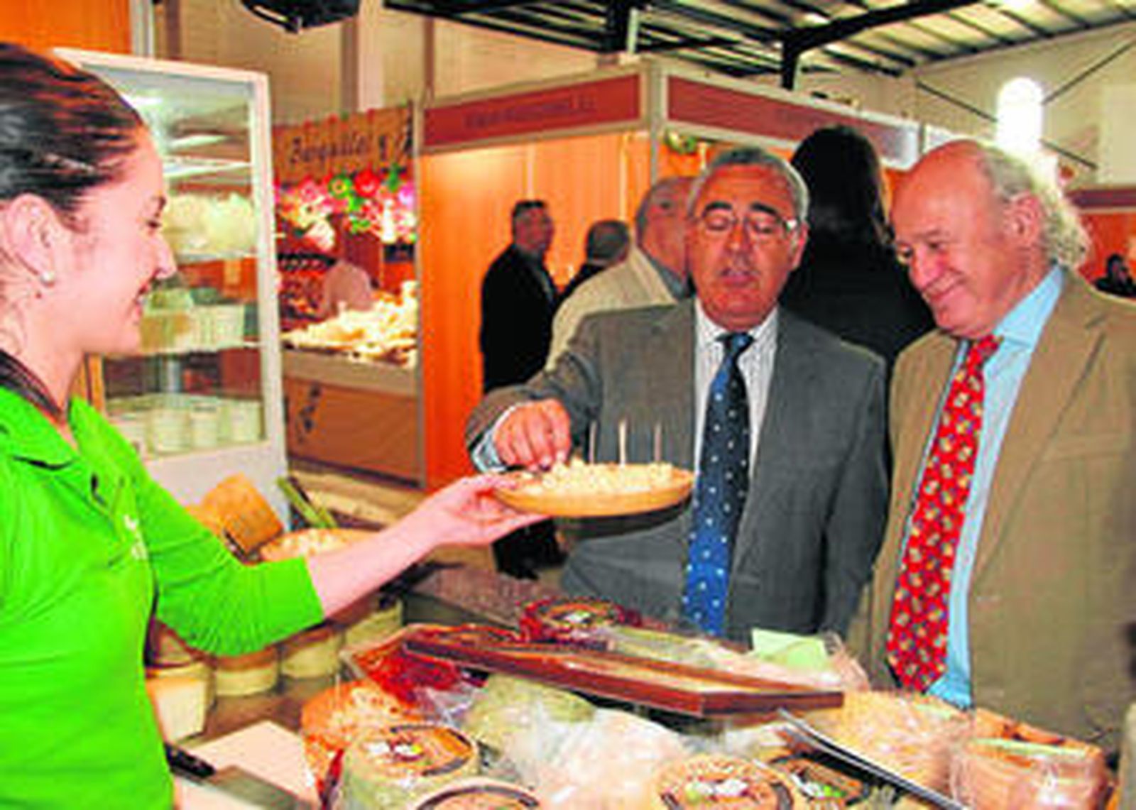 El delegado de Turismo, Manuel González comparte unos quesos con el teniente de alcalde, Antonio Muñoz..