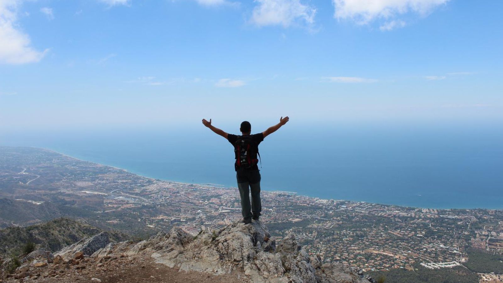 Un senderista llega a lo más alto del Pico de la Concha.